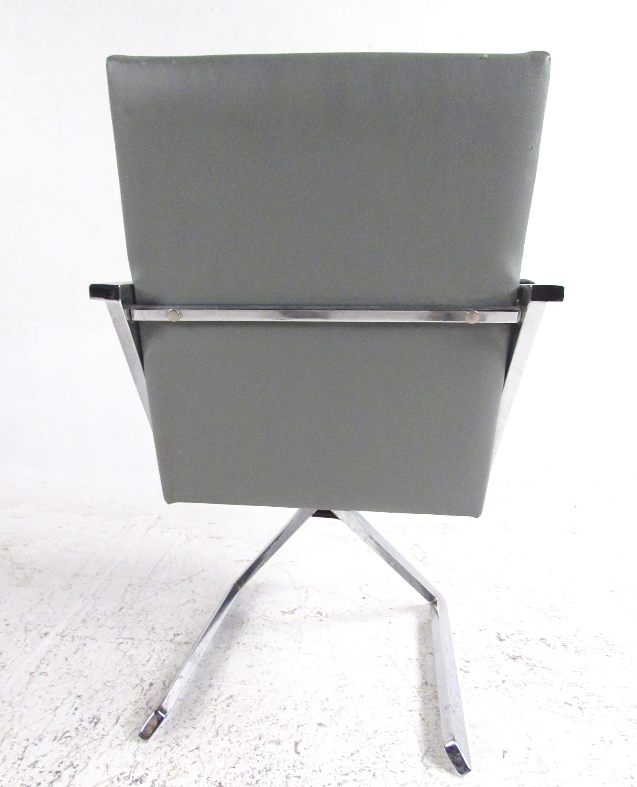 20th Century Set of Eight Modern Swivel Dining Chairs