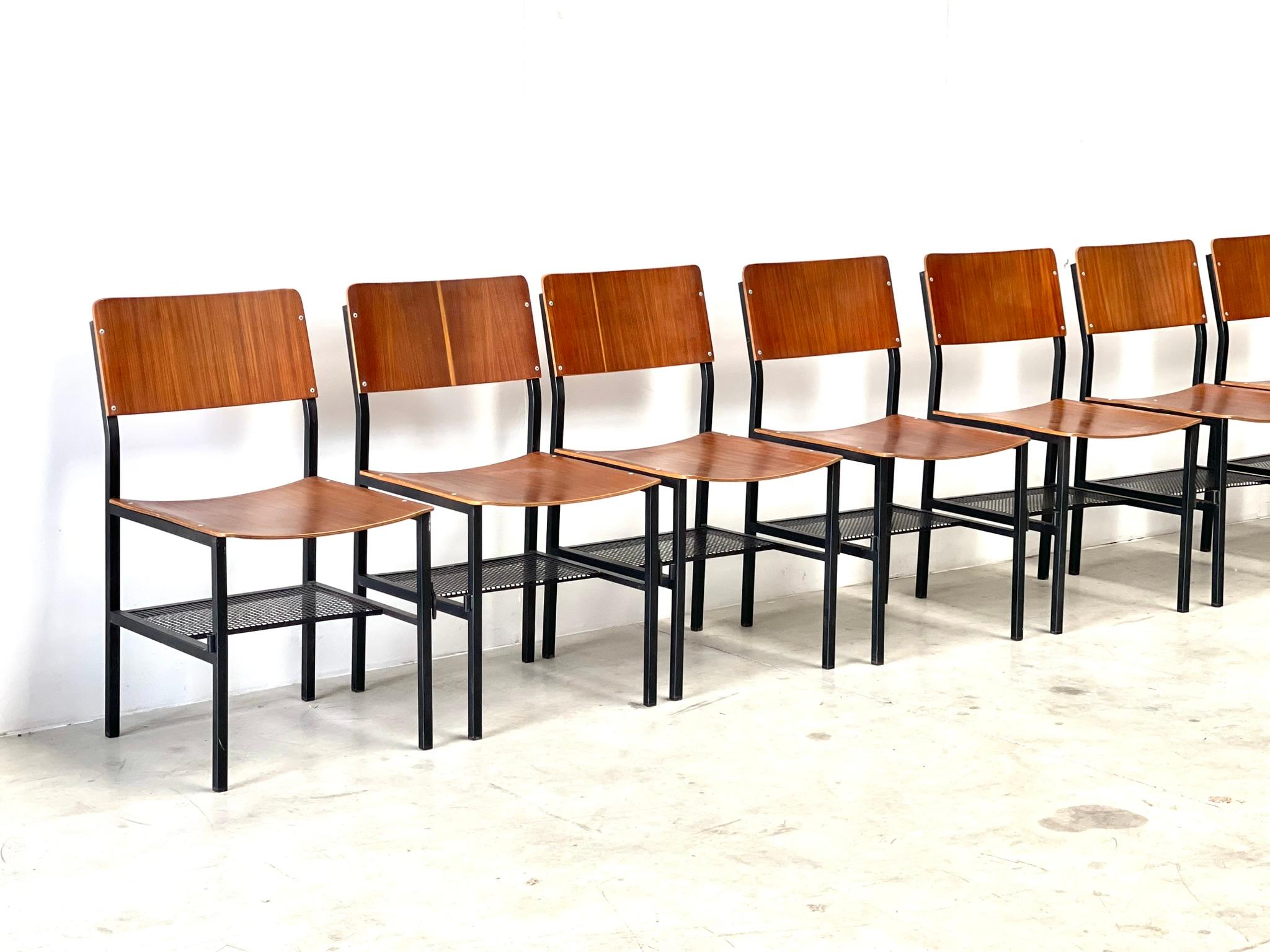Set of eight modernist dining chairs
Large set of dining room chairs from a 1970s church. The chairs have a very modernist and simplistic feel. They were made in the 1970s in the Netherlands by an unknown manufacturer. These chairs are perfect for a