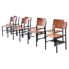 Ensemble de huit chaises de salle à manger modernistes