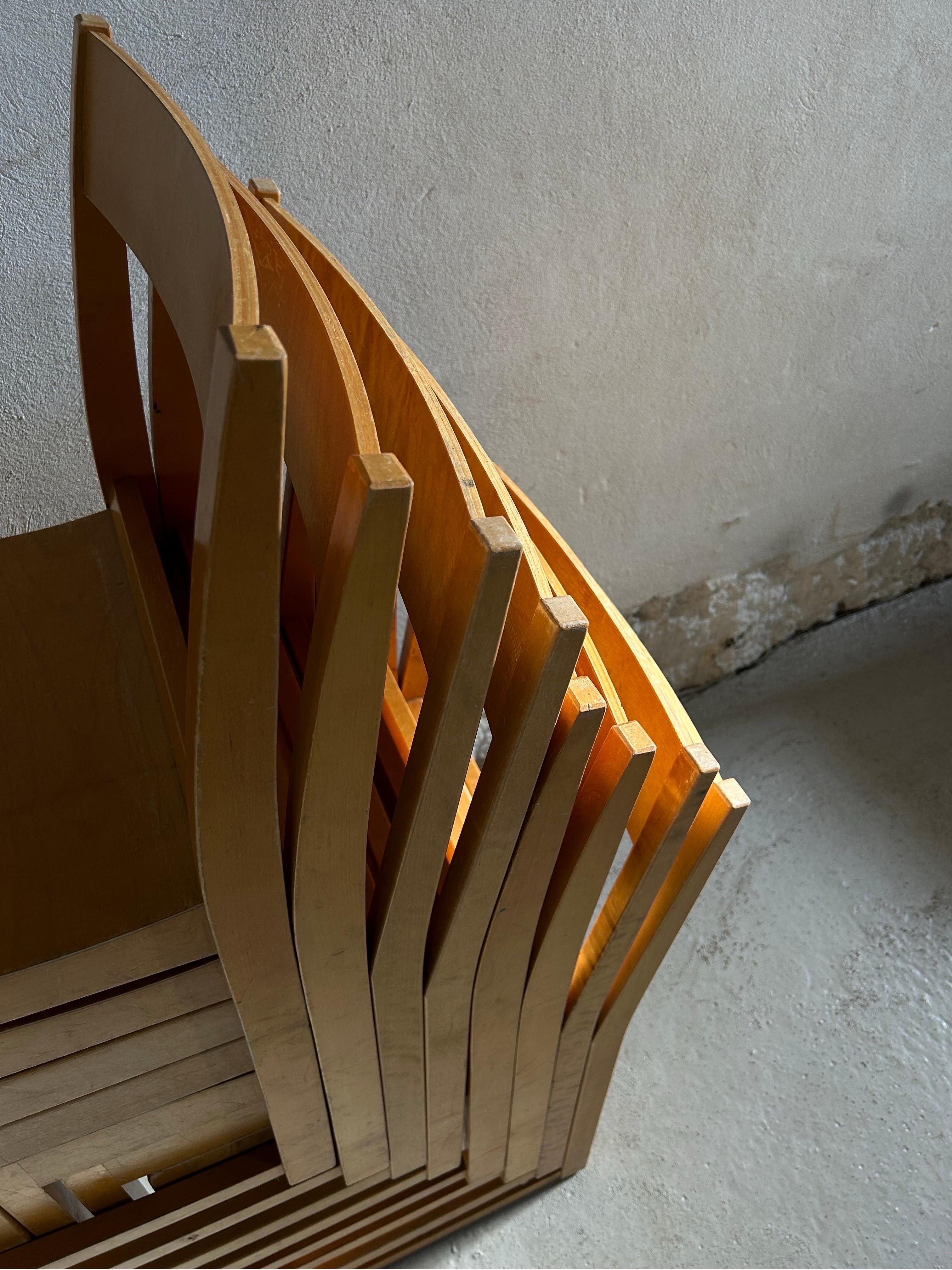 Ensemble de huit chaises d'orchestre Sven Markelius conçues pour la salle de concert d'Helsingborg en 1932.
Ces chaises spécifiques ont été fabriquées par Bodafors dans les années 1930. Elles sont en bouleau patiné et ont acquis au fil des ans une