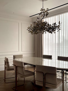 Conjunto de ocho sillas de comedor tapizadas en terciopelo y bronce, Lazzarini & Pickering