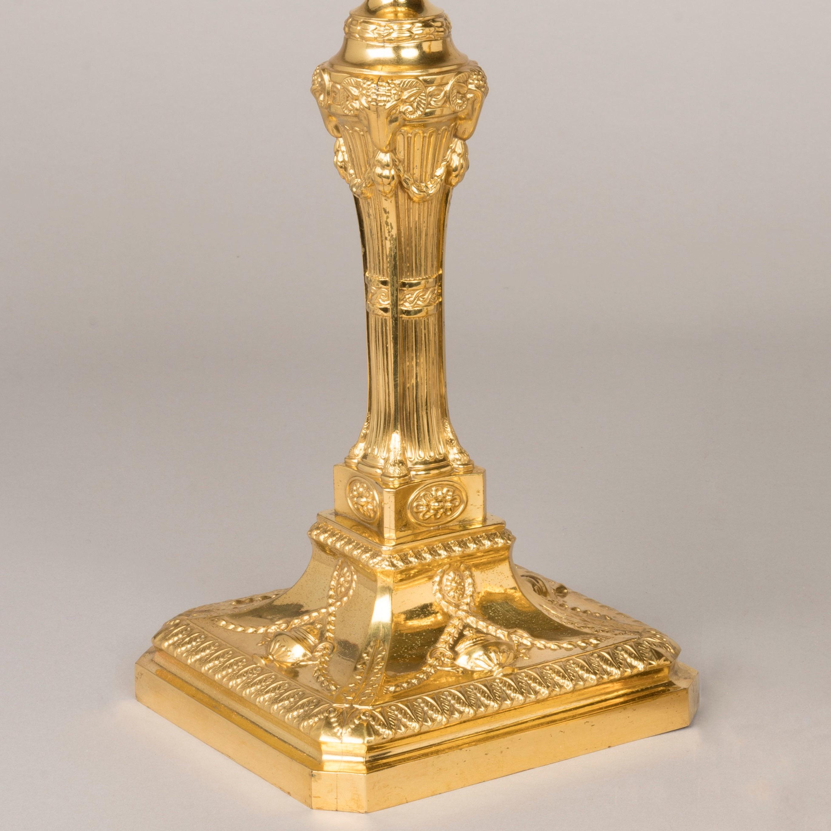 Set di otto candelieri neoclassici in metallo dorato con candelabro, CIRCA 1900 in vendita 3