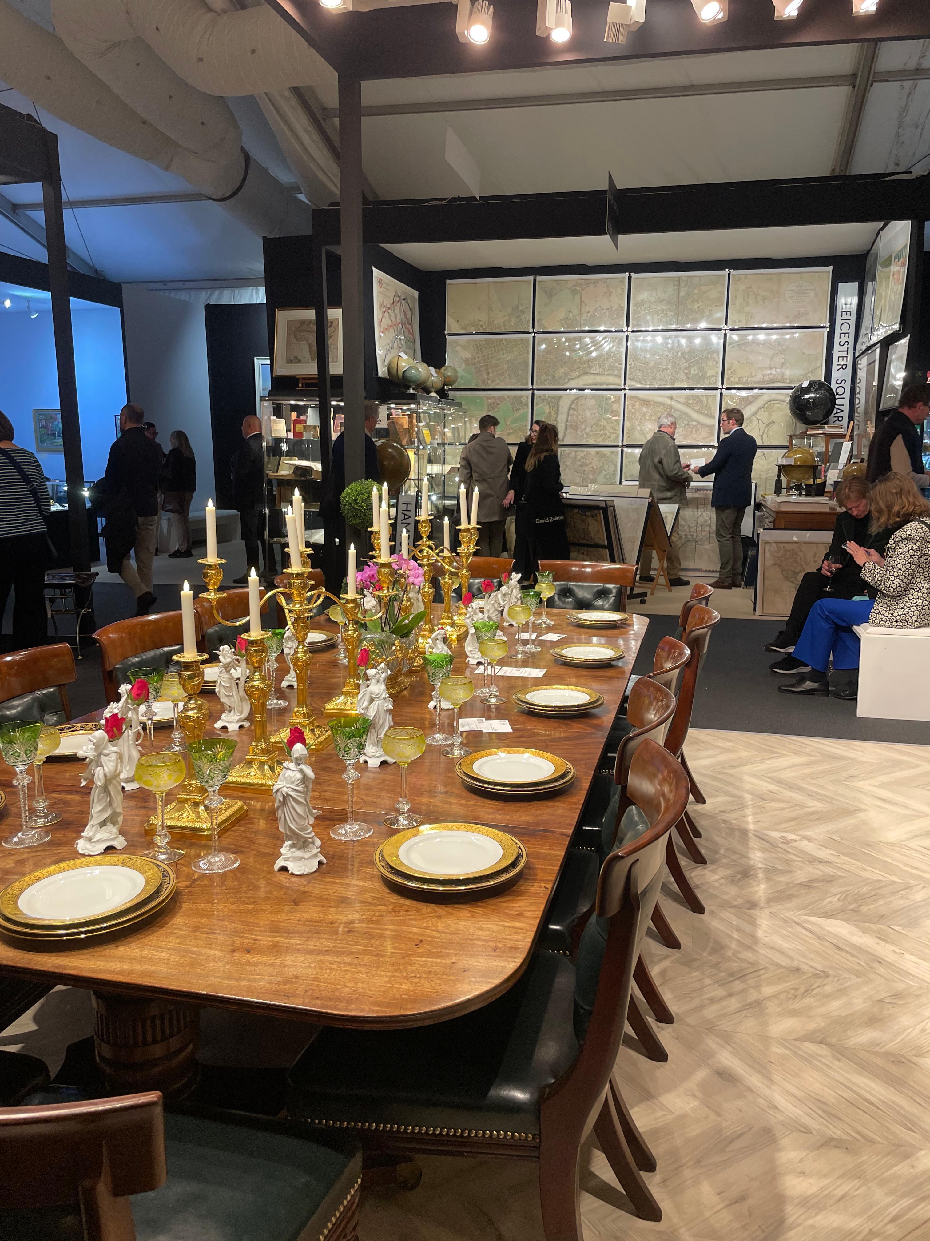 Set di otto candelieri neoclassici in metallo dorato con candelabro, CIRCA 1900 in vendita 4