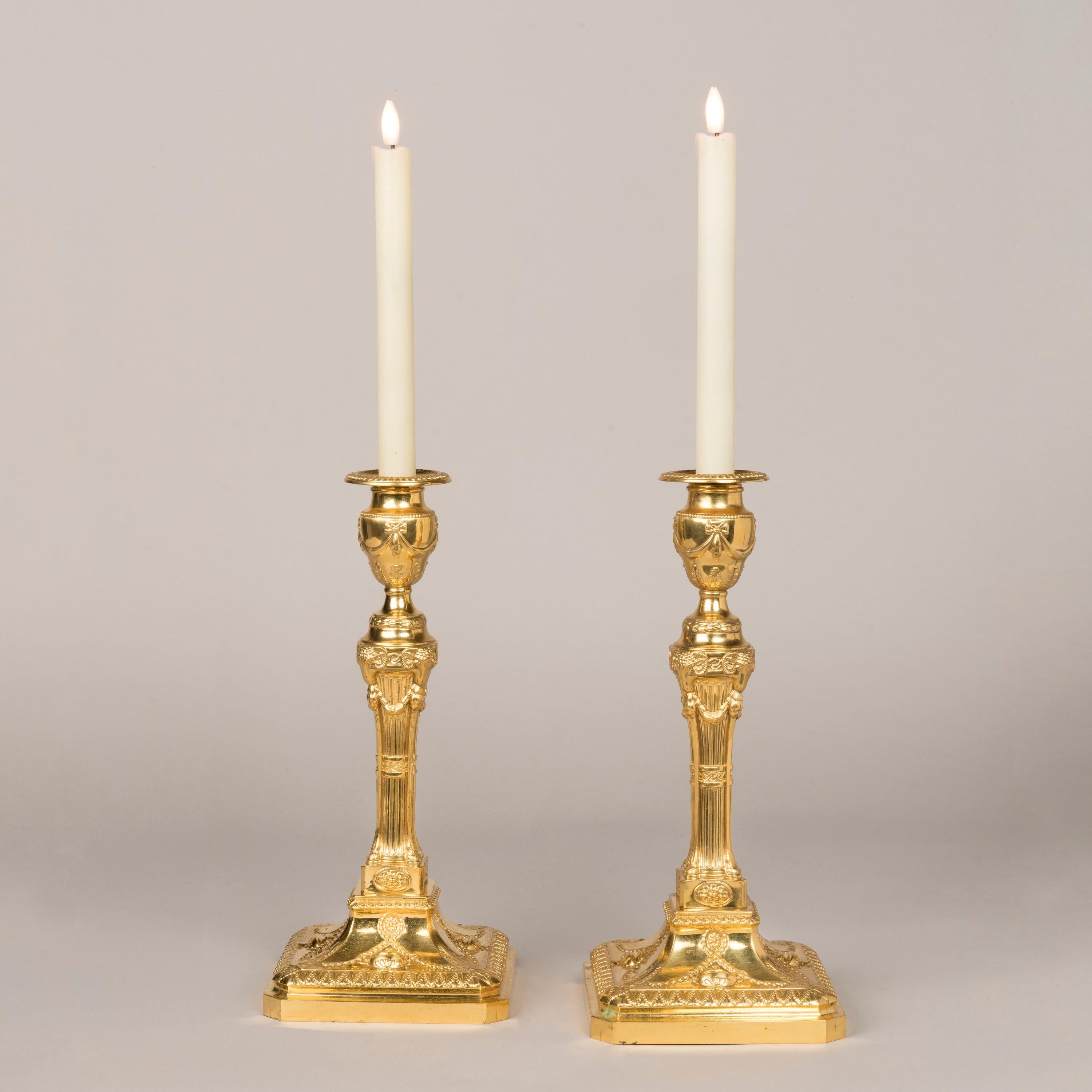 Inglese Set di otto candelieri neoclassici in metallo dorato con candelabro, CIRCA 1900 in vendita