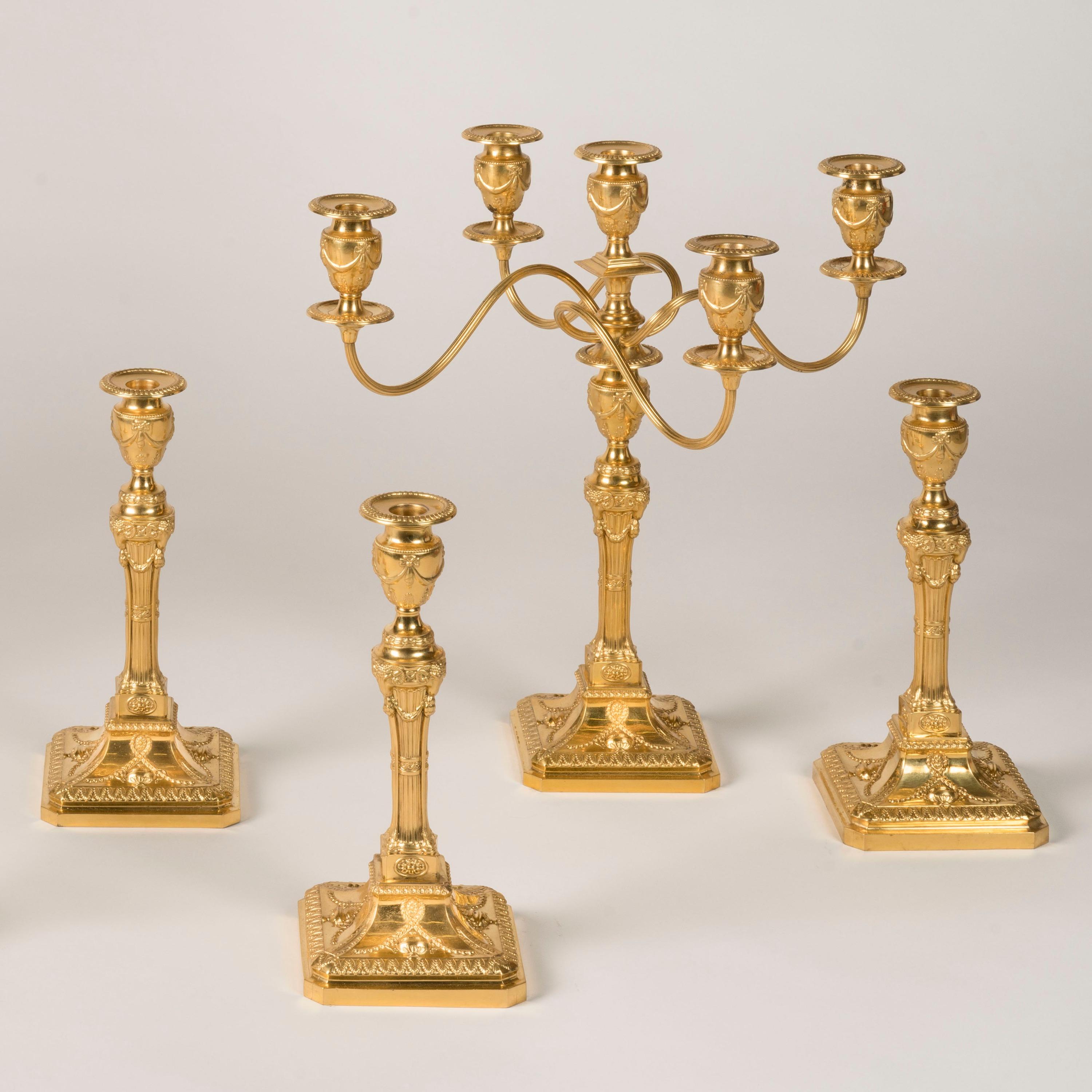 Dorato Set di otto candelieri neoclassici in metallo dorato con candelabro, CIRCA 1900 in vendita