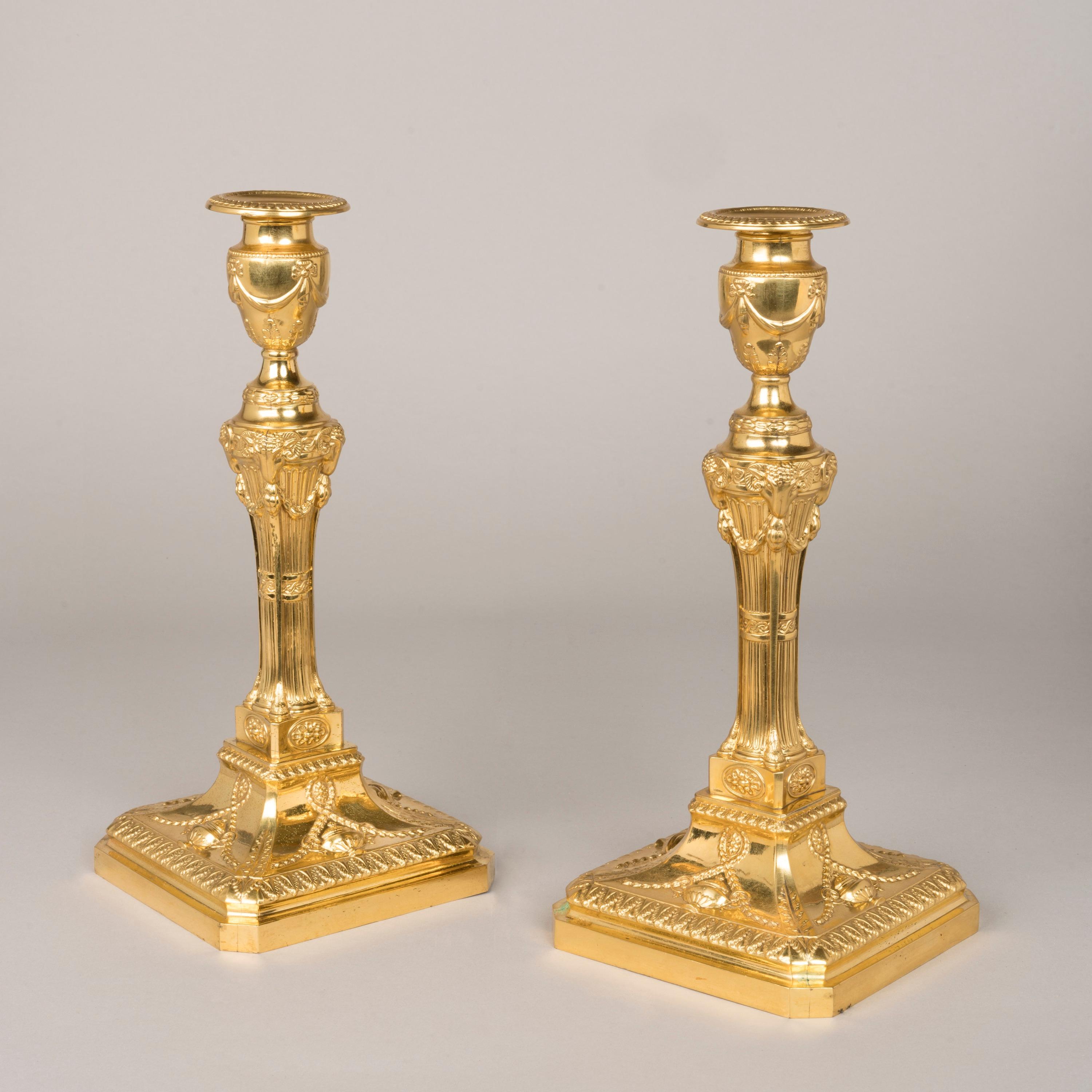 Set di otto candelieri neoclassici in metallo dorato con candelabro, CIRCA 1900 In condizioni buone in vendita a London, GB