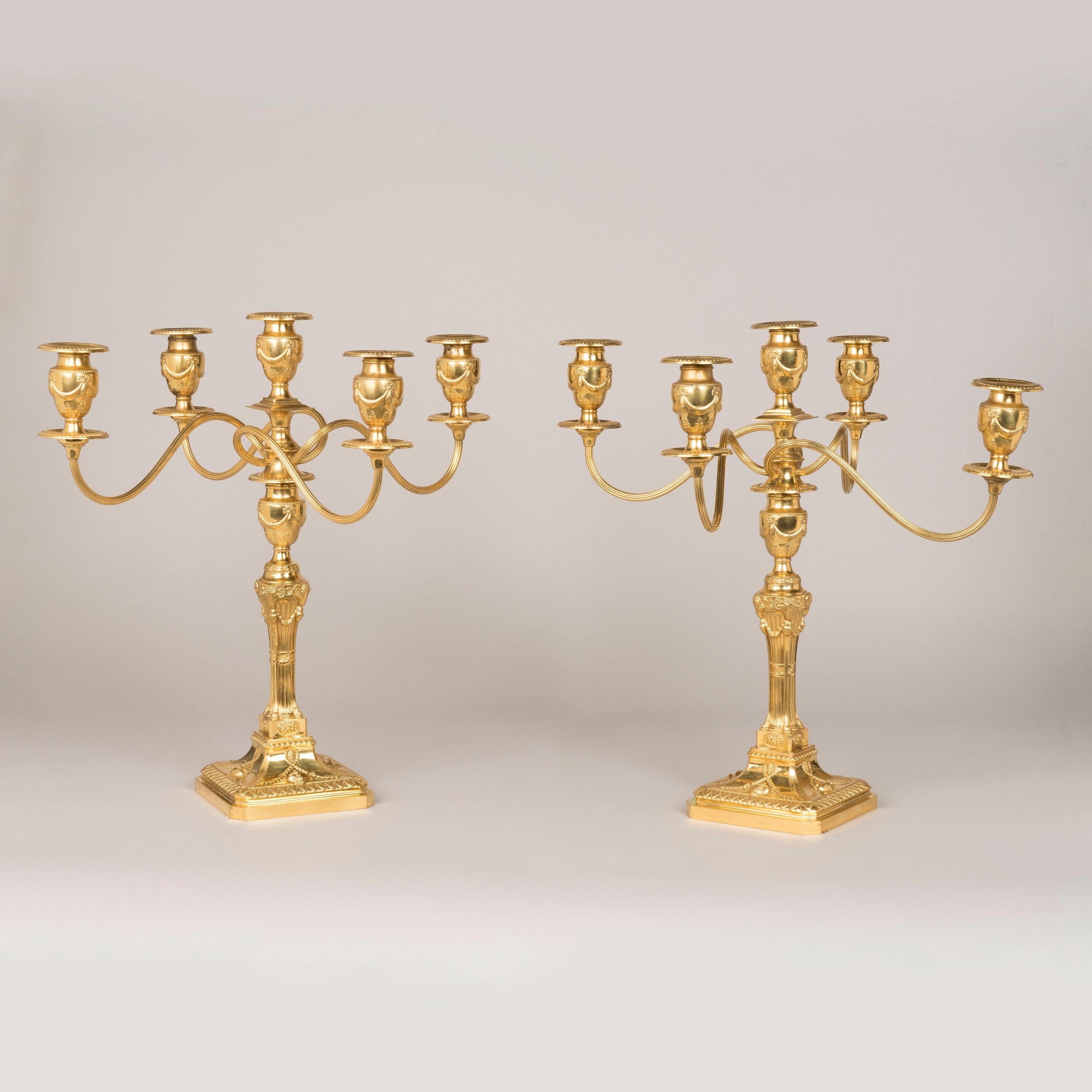 XIX secolo Set di otto candelieri neoclassici in metallo dorato con candelabro, CIRCA 1900 in vendita