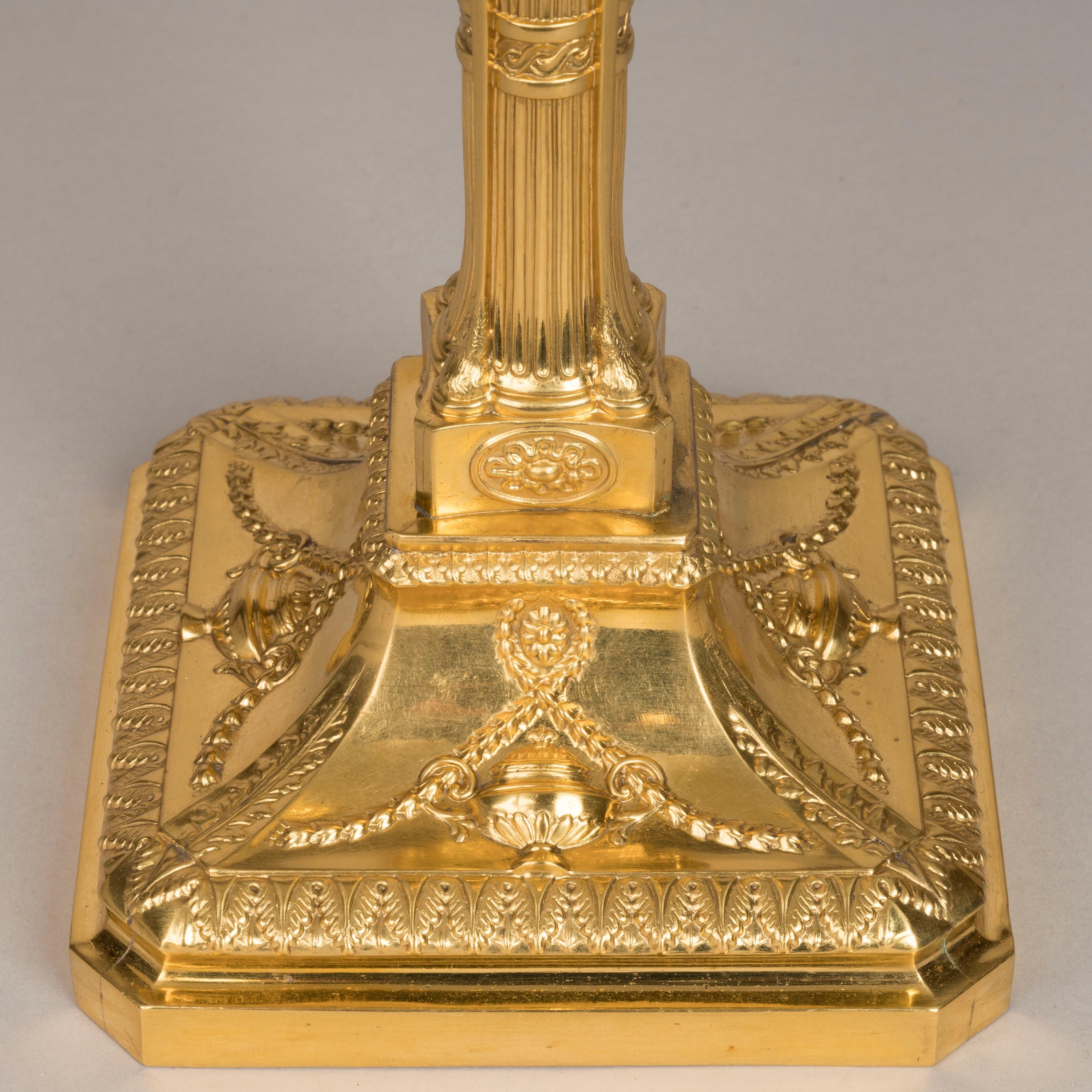 Metallo Set di otto candelieri neoclassici in metallo dorato con candelabro, CIRCA 1900 in vendita