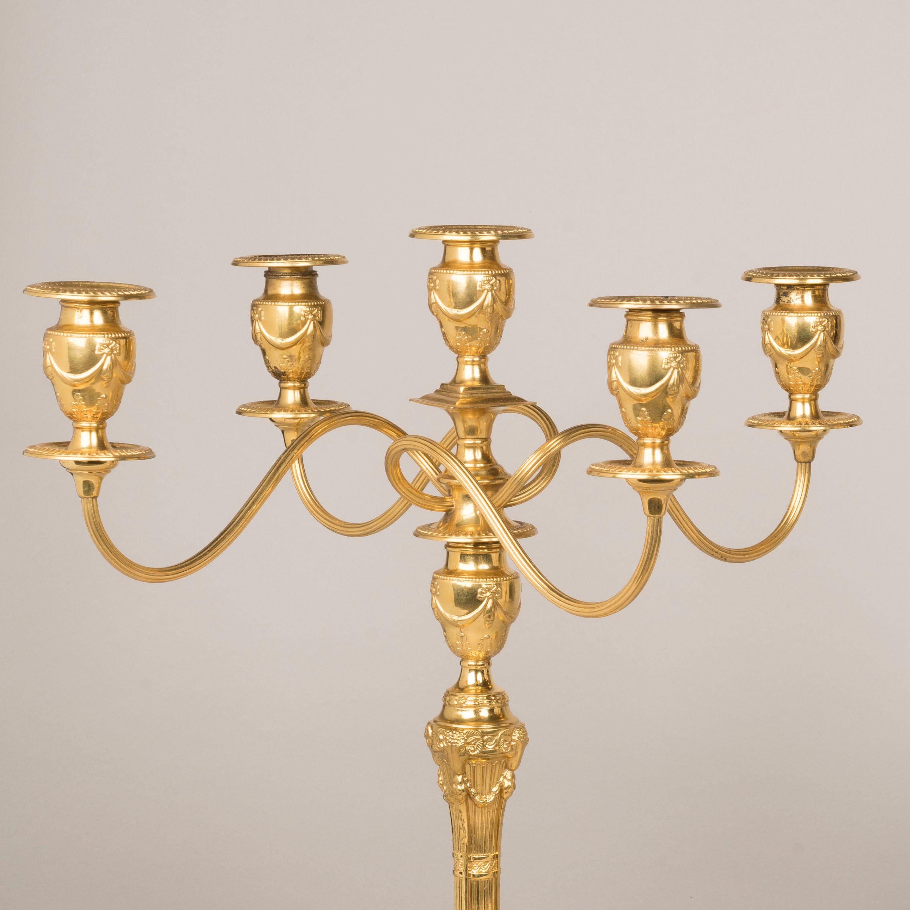 Set di otto candelieri neoclassici in metallo dorato con candelabro, CIRCA 1900 in vendita 1