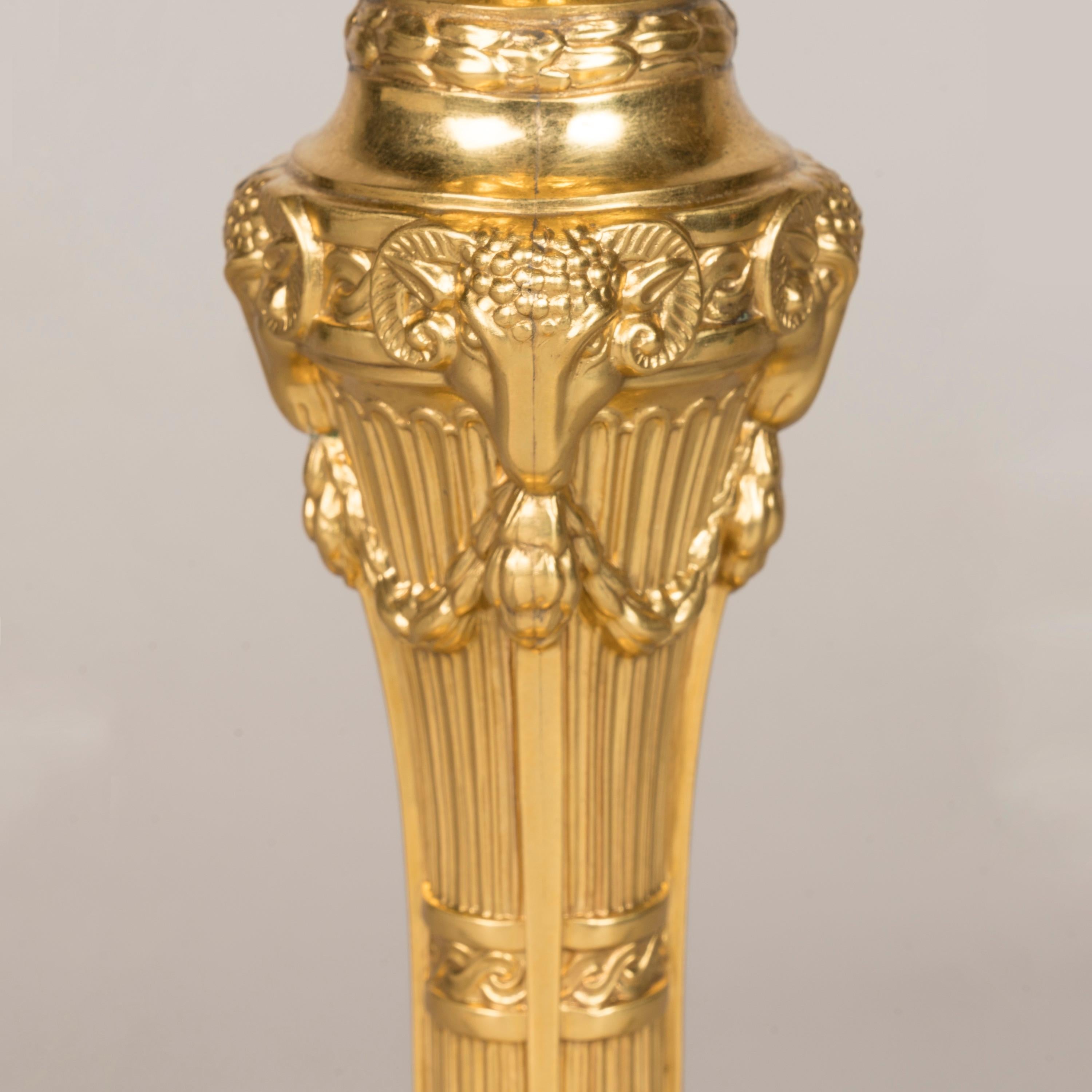 Set di otto candelieri neoclassici in metallo dorato con candelabro, CIRCA 1900 in vendita 2