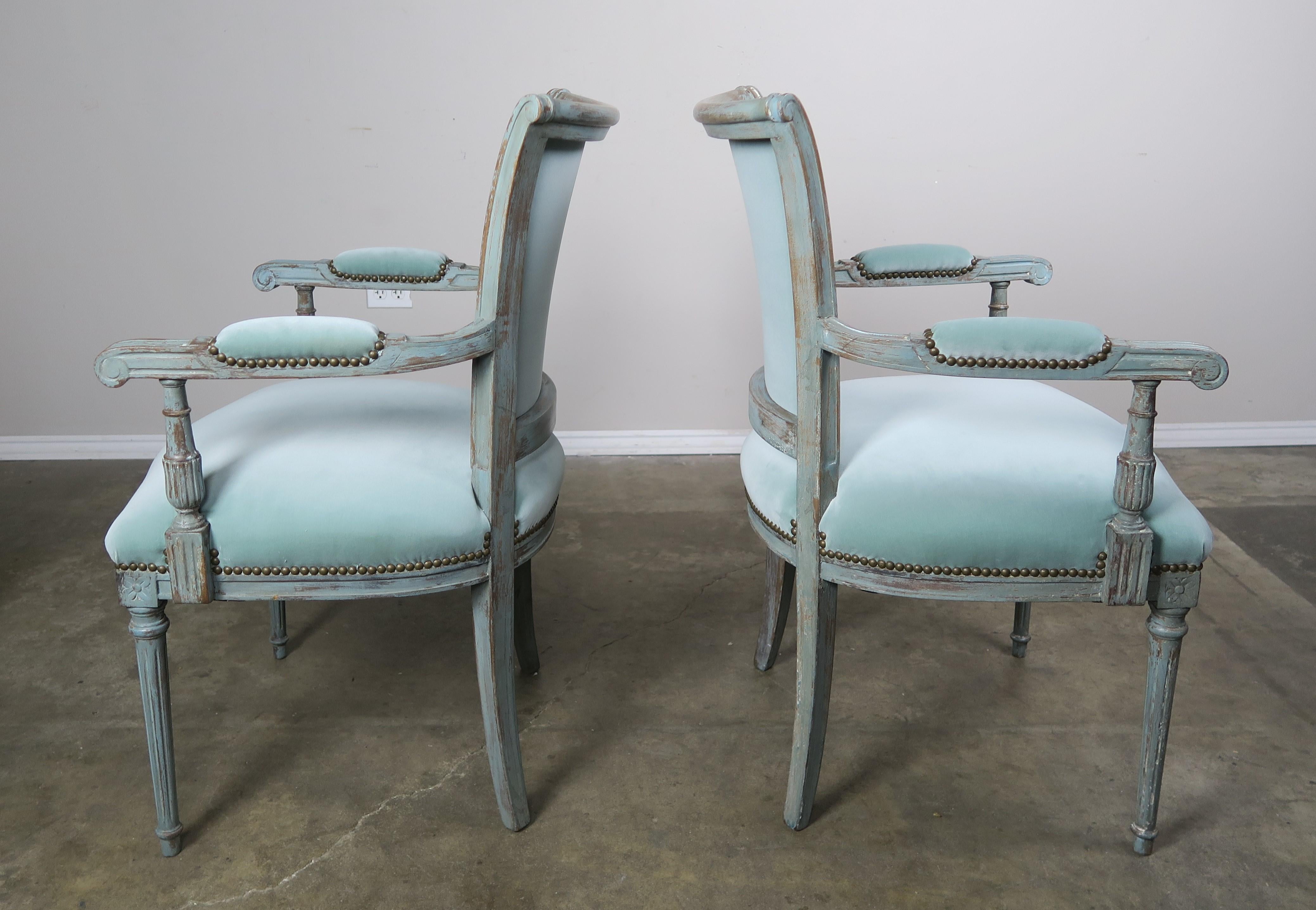 Set of Eight Neoclassical Style Velvet Upholstered Dining Chairs (Neoklassisch)