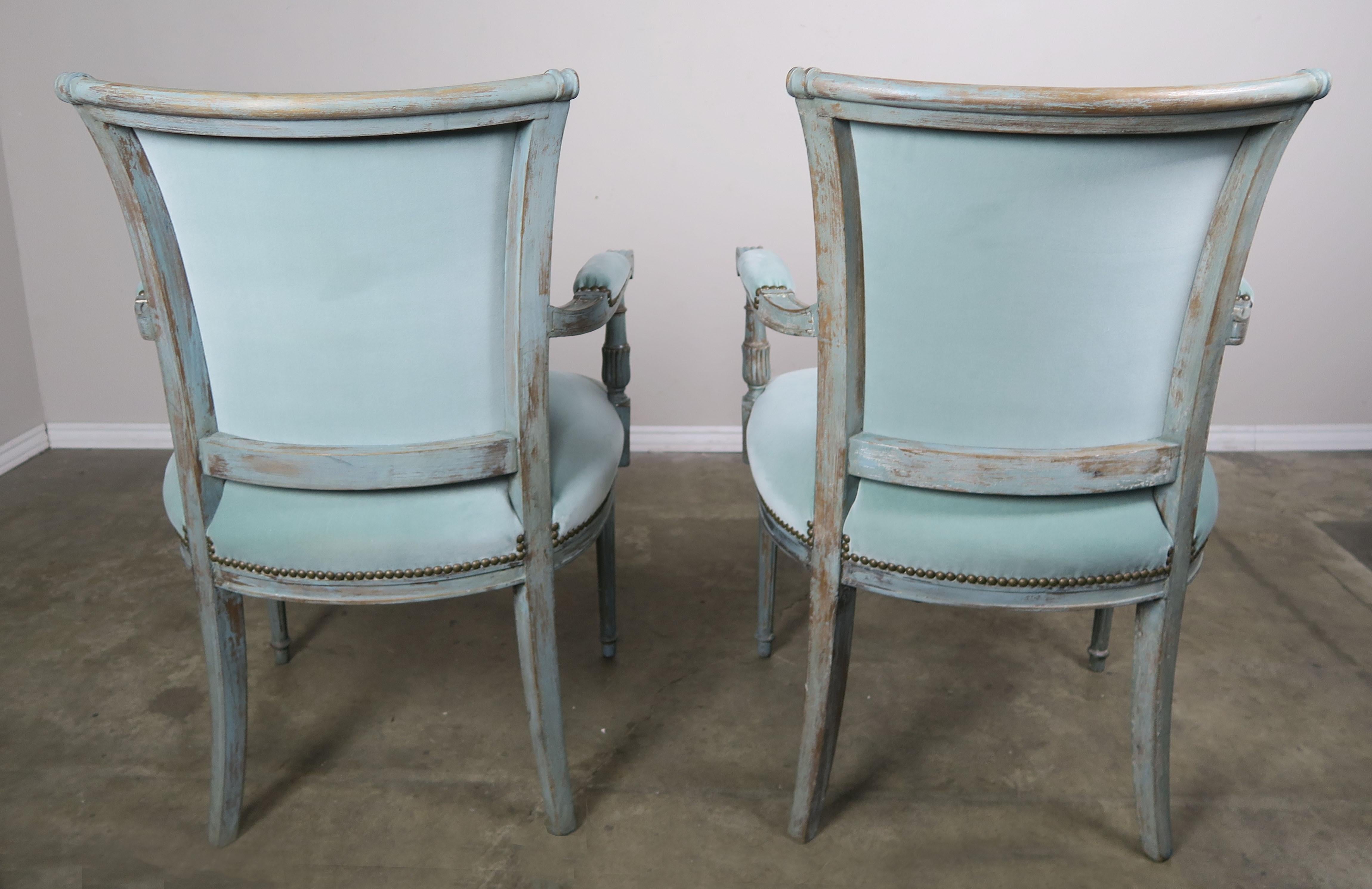 Set of Eight Neoclassical Style Velvet Upholstered Dining Chairs (Gemalt)