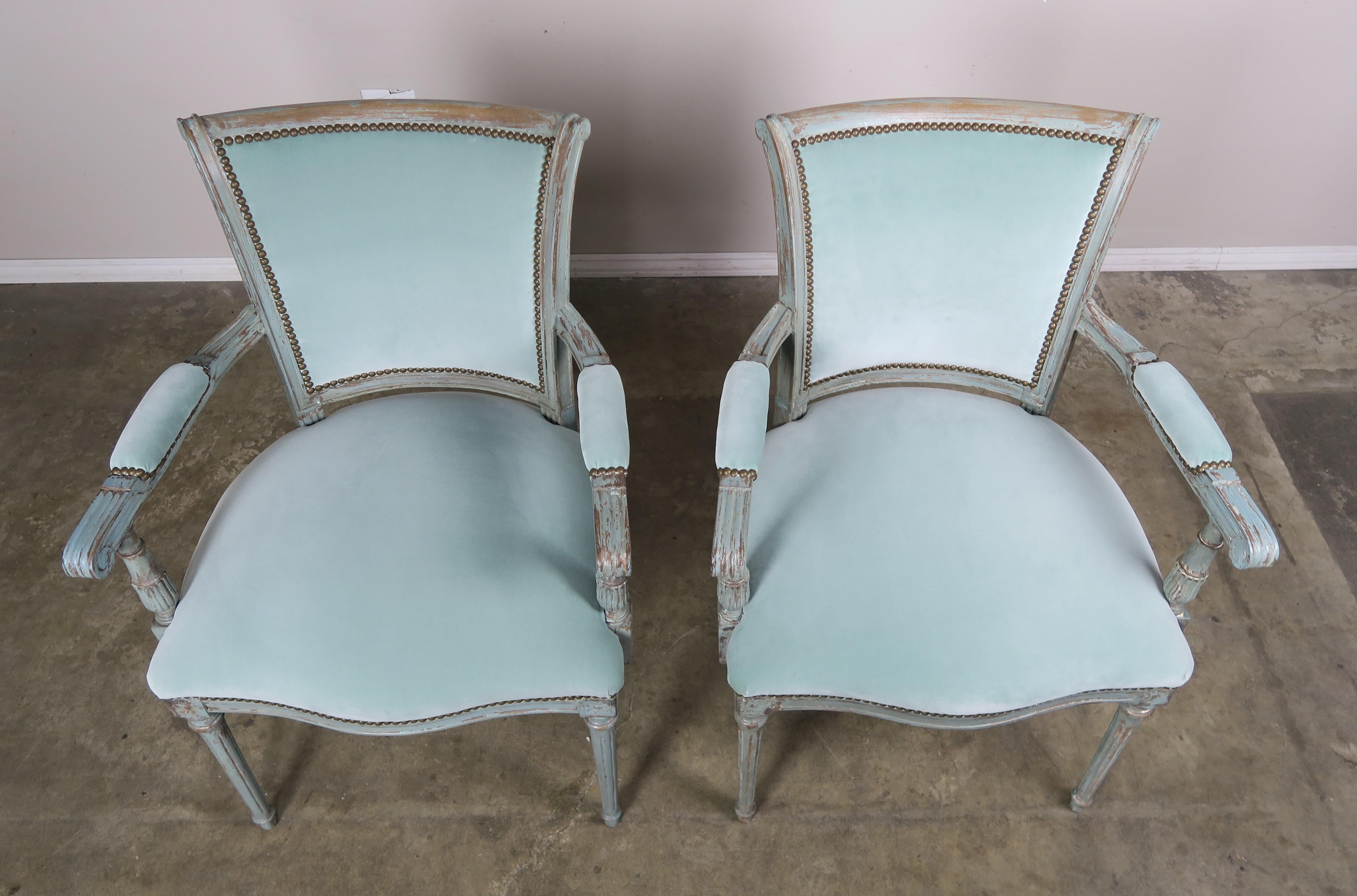 Set of Eight Neoclassical Style Velvet Upholstered Dining Chairs im Zustand „Gut“ in Los Angeles, CA