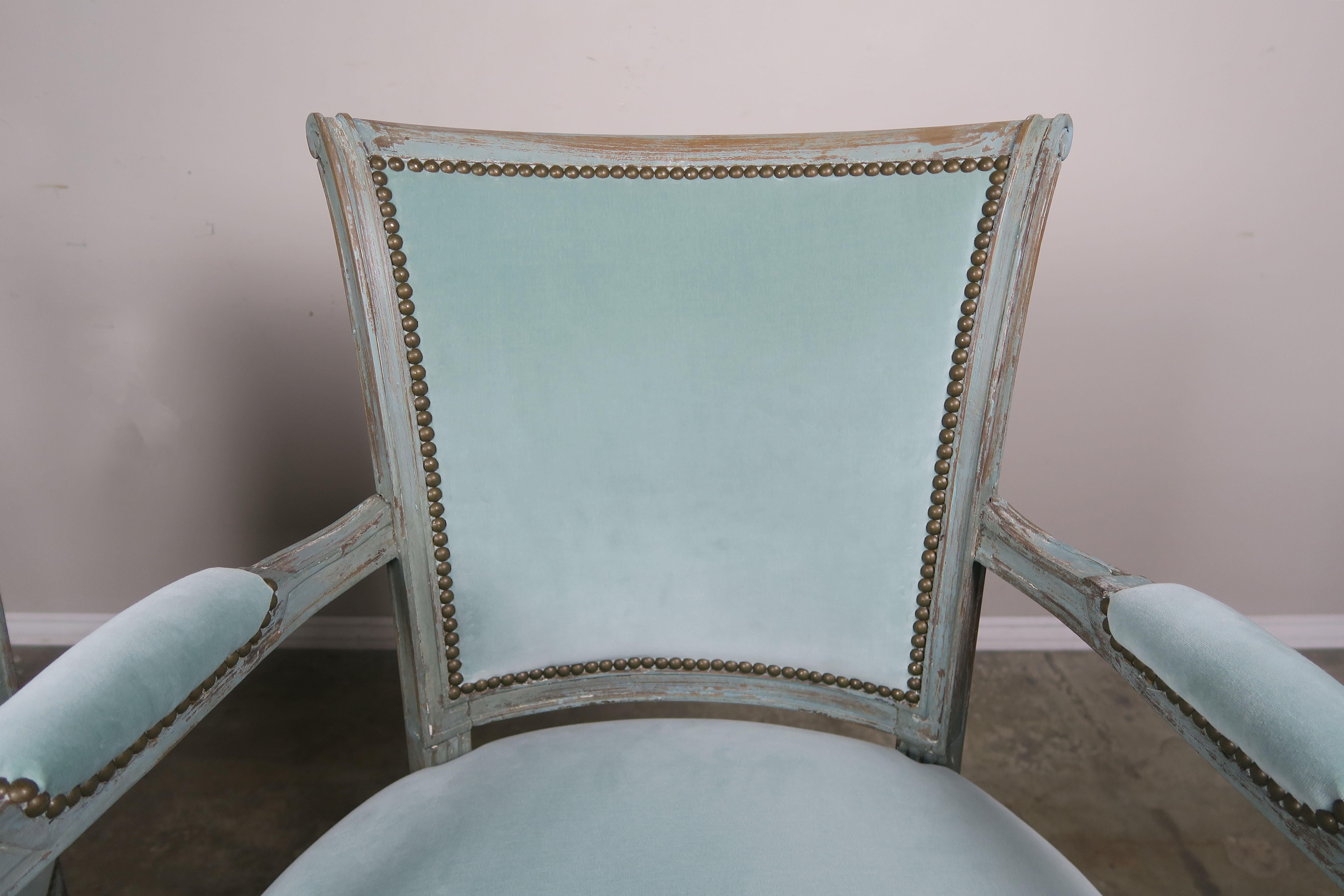 Set of Eight Neoclassical Style Velvet Upholstered Dining Chairs (Mitte des 20. Jahrhunderts)