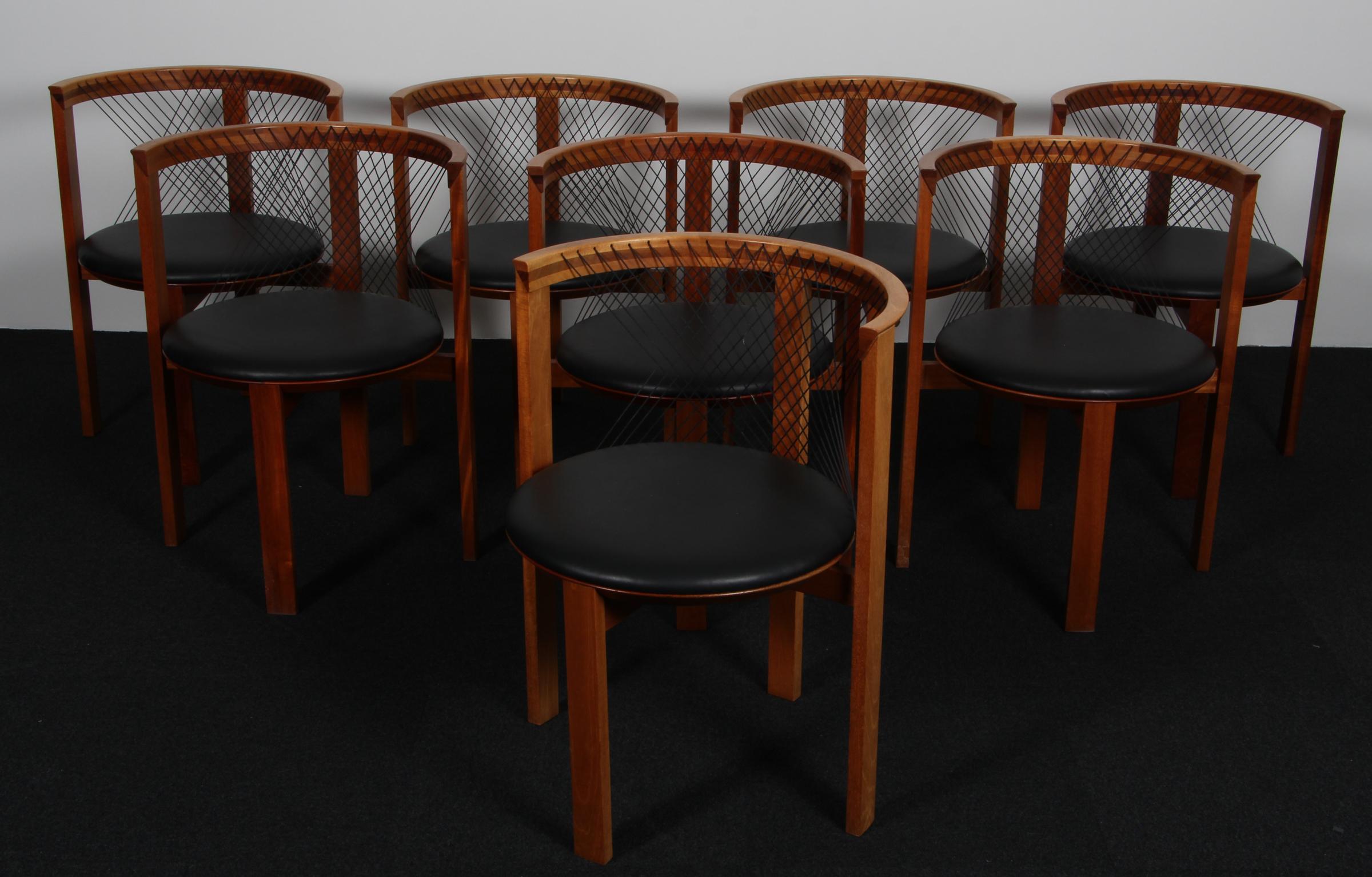 Maravilloso conjunto de 8 sillones diseñados por Niels Jørgen Haugesen para Tranekaer en Dinamarca.
Un diseño muy elegante y cómodo. Como las 4 patas están configuradas con una pata delante, la persona sentada en la silla puede mover las piernas