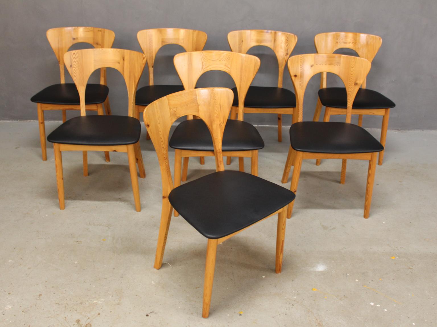 Set of eight Niels Koefoed dining chairs in solid Oregon pine.

Model: Peter

New upholstered with black aniline leather.

Made by Koefoeds Møbelfabrik.