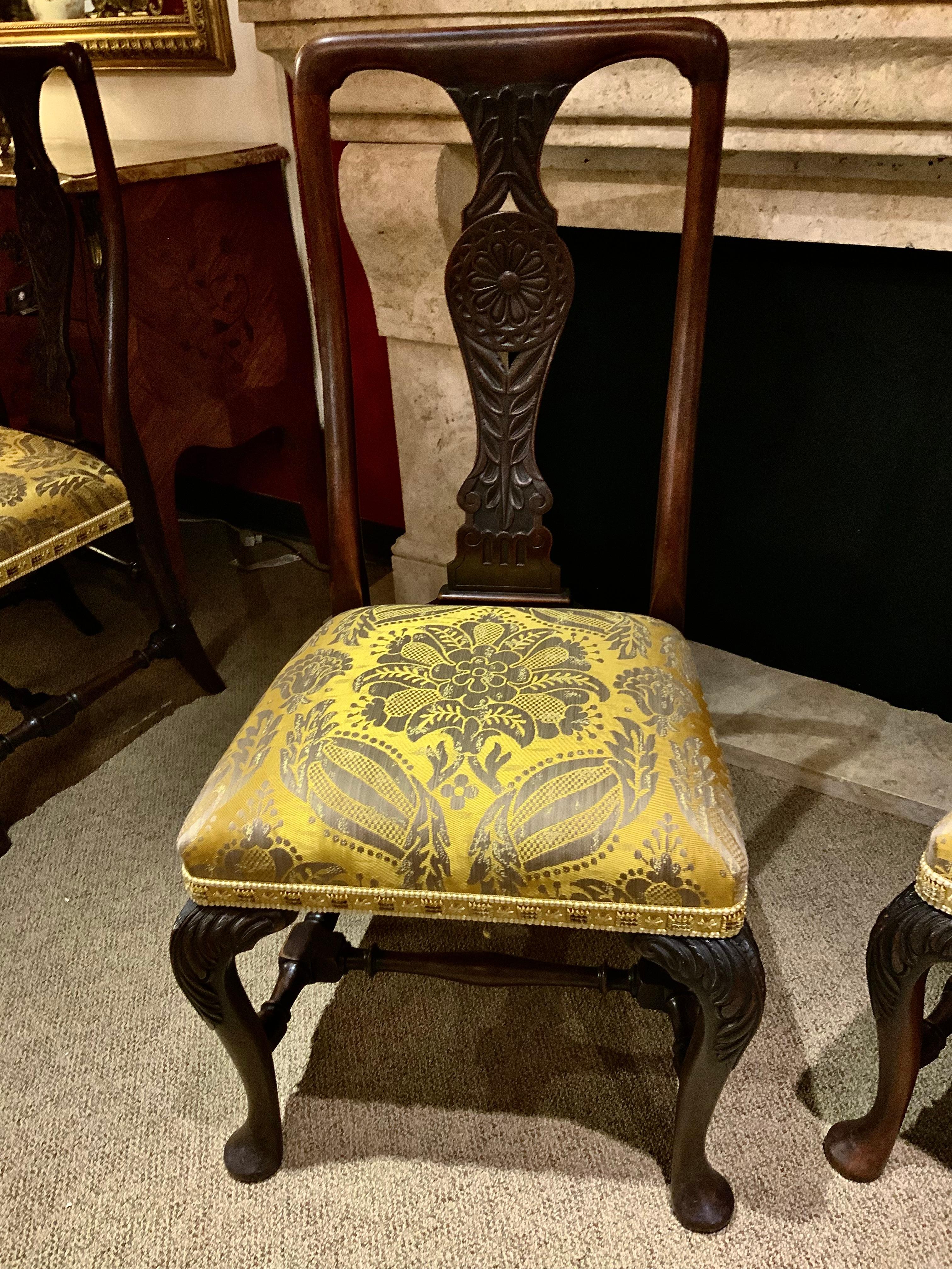 Set of Eight Nineteenth Century Walnut Queen Anne Chairs with Carved Back In Excellent Condition In Houston, TX