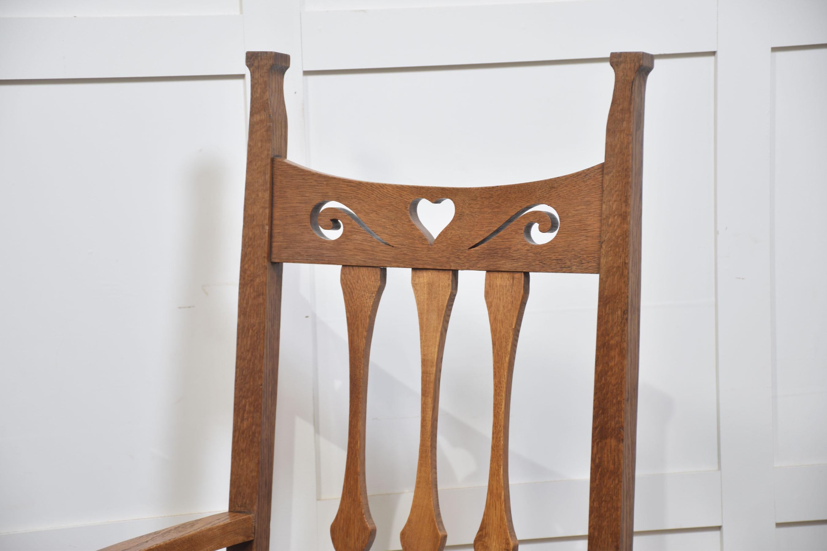 Set of eight oak Arts and Crafts dining chairs (Britisch) im Angebot