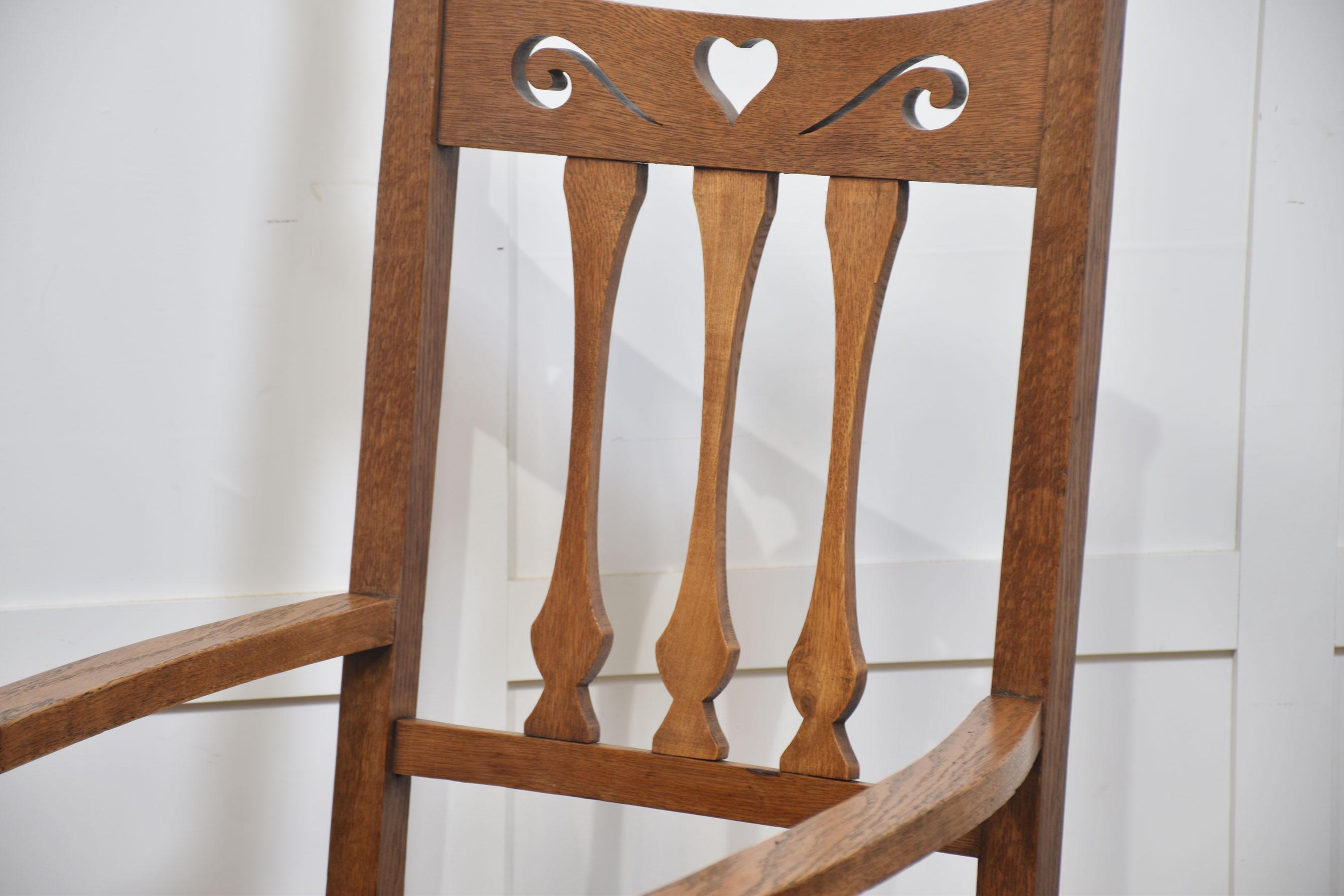 Set of eight oak Arts and Crafts dining chairs im Zustand „Gut“ im Angebot in Cheshire, GB