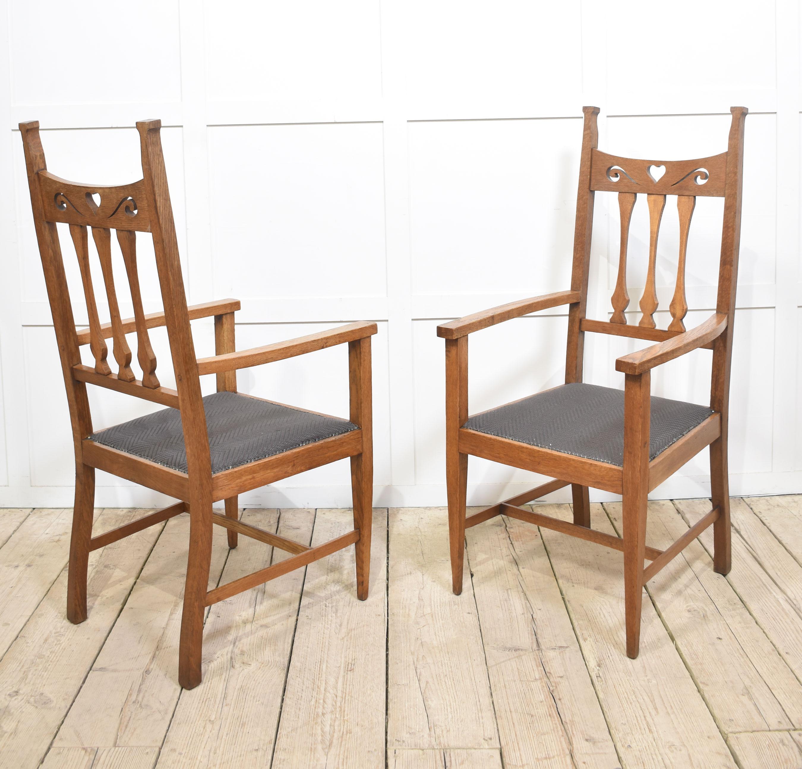 Set of eight oak Arts and Crafts dining chairs (20. Jahrhundert) im Angebot