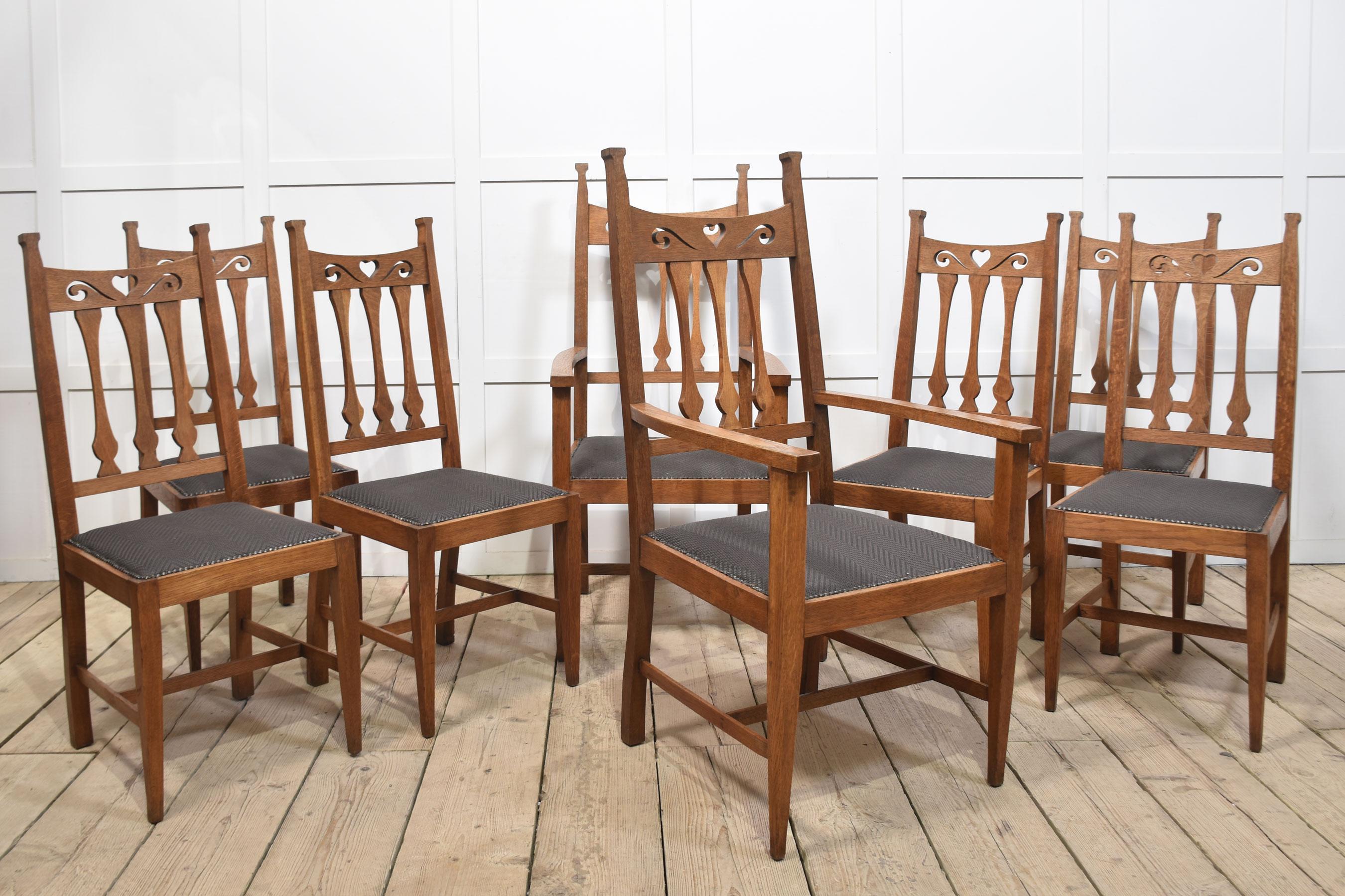 Set of eight oak Arts and Crafts dining chairs (Eichenholz) im Angebot