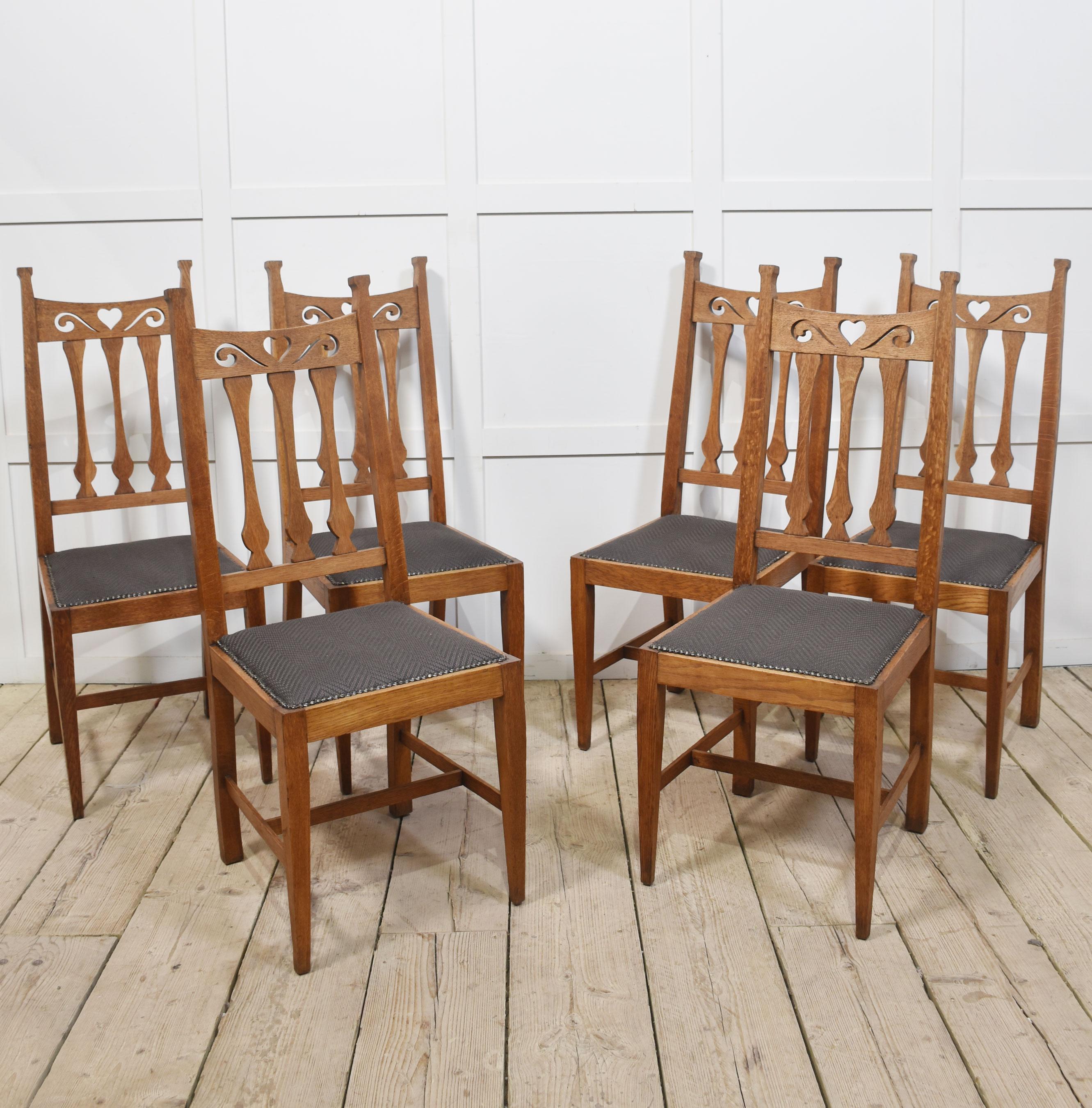 Set of eight oak Arts and Crafts dining chairs im Angebot 3
