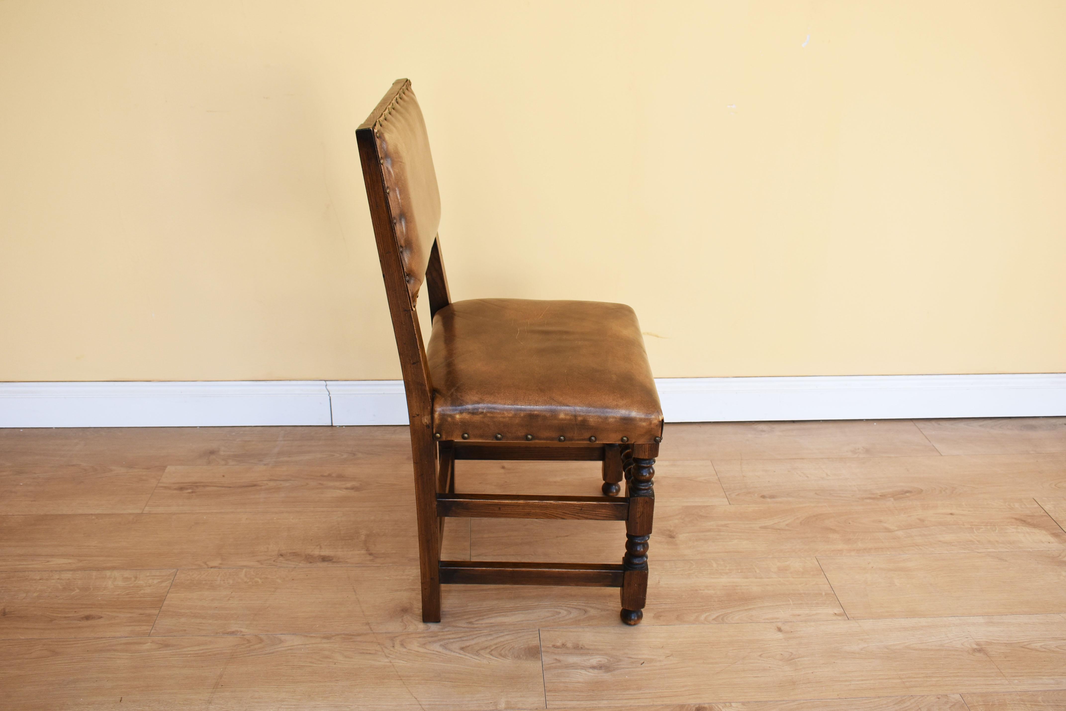 Set of Eight Oak Cromwellian Style Dining Chairs In Excellent Condition In Chelmsford, Essex