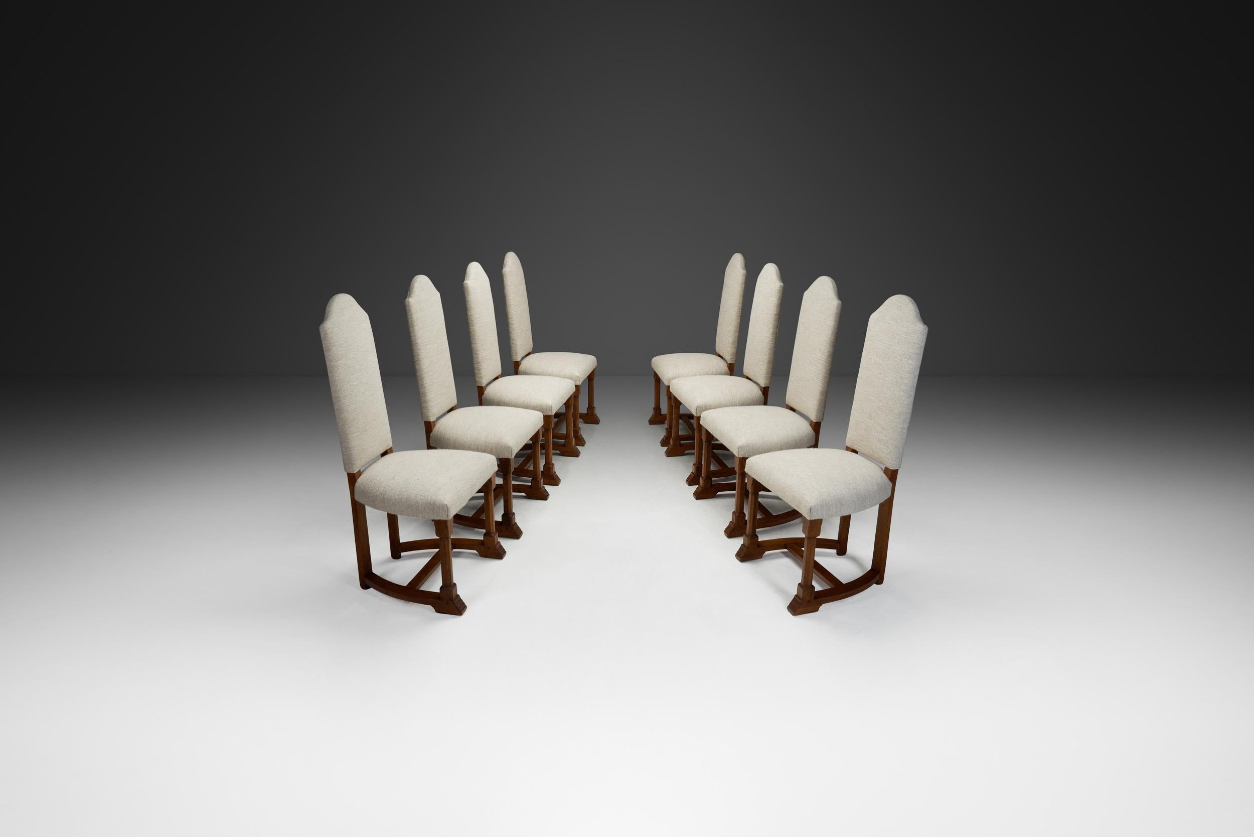 Dieses charmante Set stilvoller Esszimmerstühle entstand aus dem Wunsch, eine Ästhetik zu schaffen, die in ihrer Schlichtheit gemütlich ist, ohne dabei auf Komfort und Funktionalität zu verzichten.

Der Gesamteindruck dieser Garnitur ist dank der
