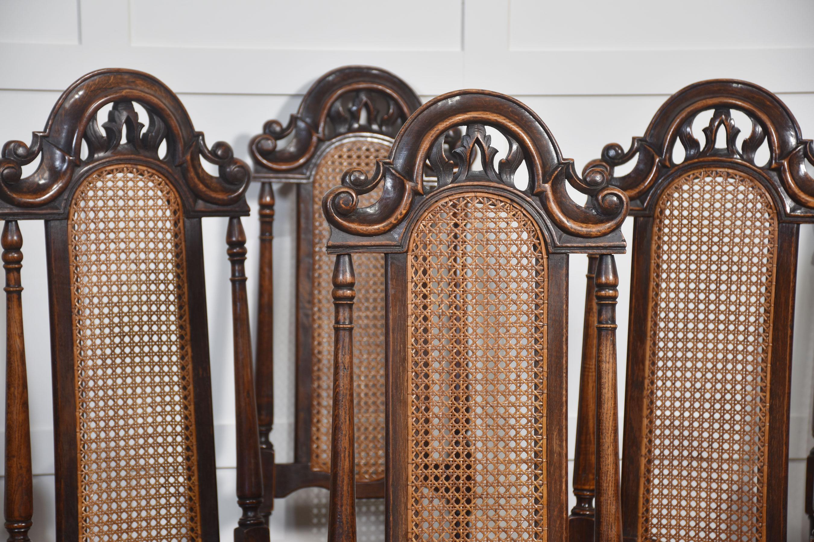 Conjunto de ocho sillas de respaldo alto de roble en venta 4