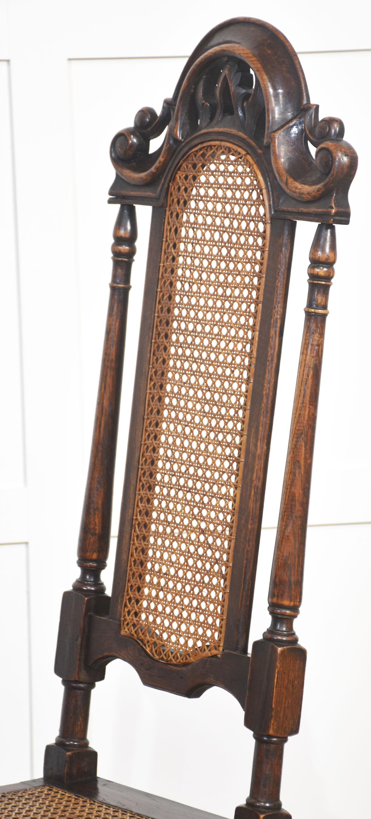 Conjunto de ocho sillas de respaldo alto de roble en venta 6