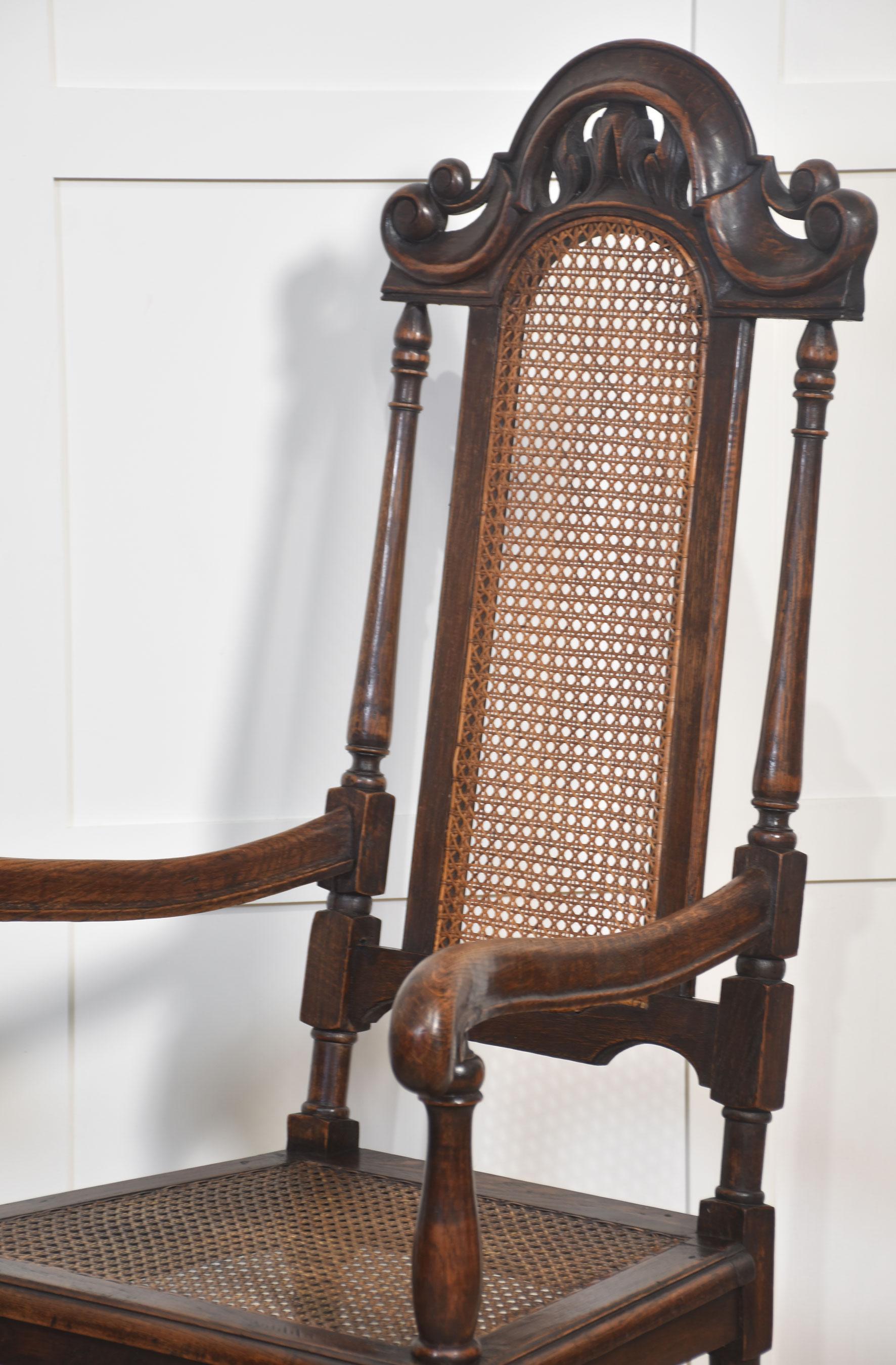 Conjunto de ocho sillas de respaldo alto de roble en venta 8
