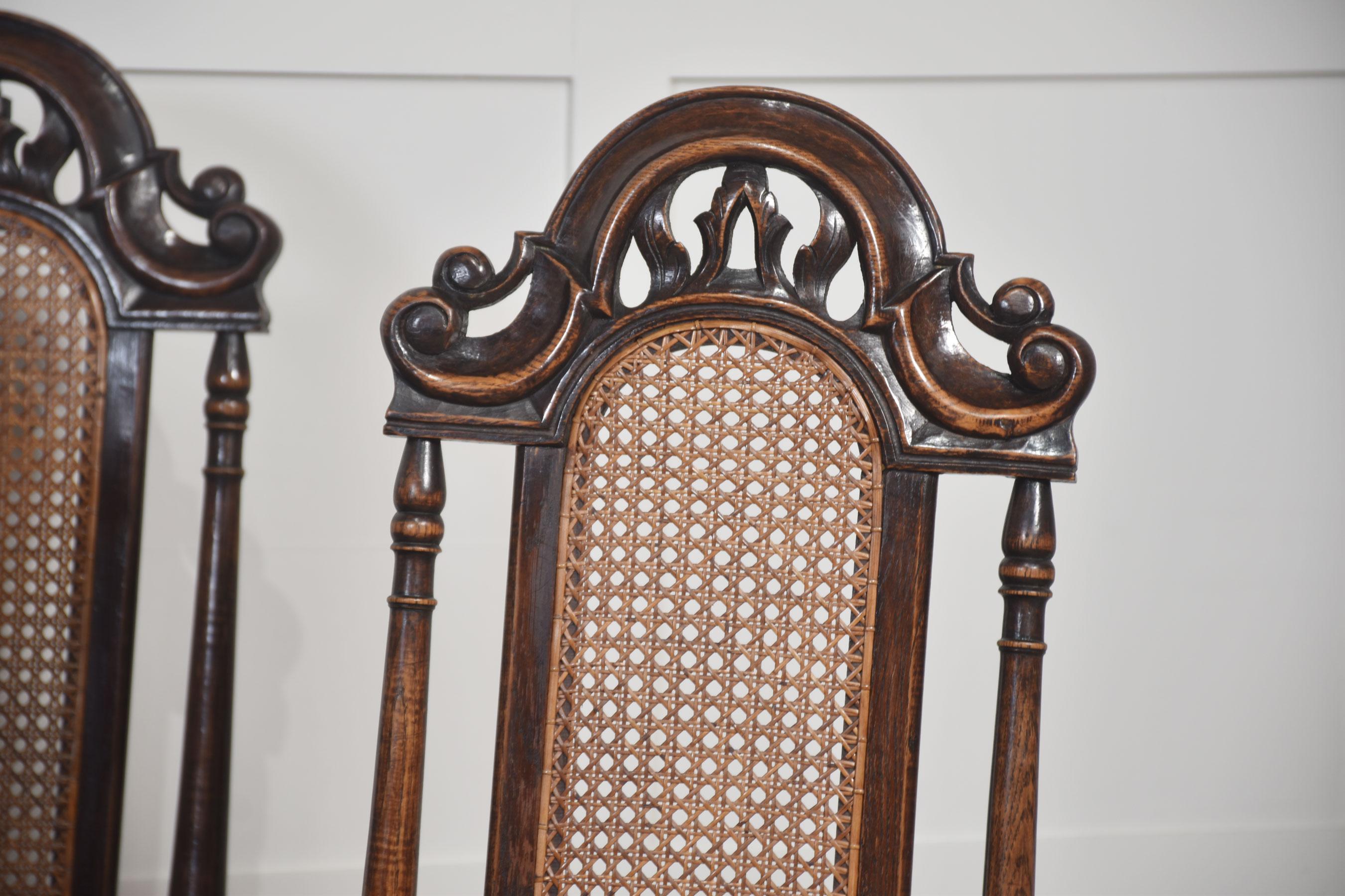 Conjunto de ocho sillas de respaldo alto de roble siglo XX en venta