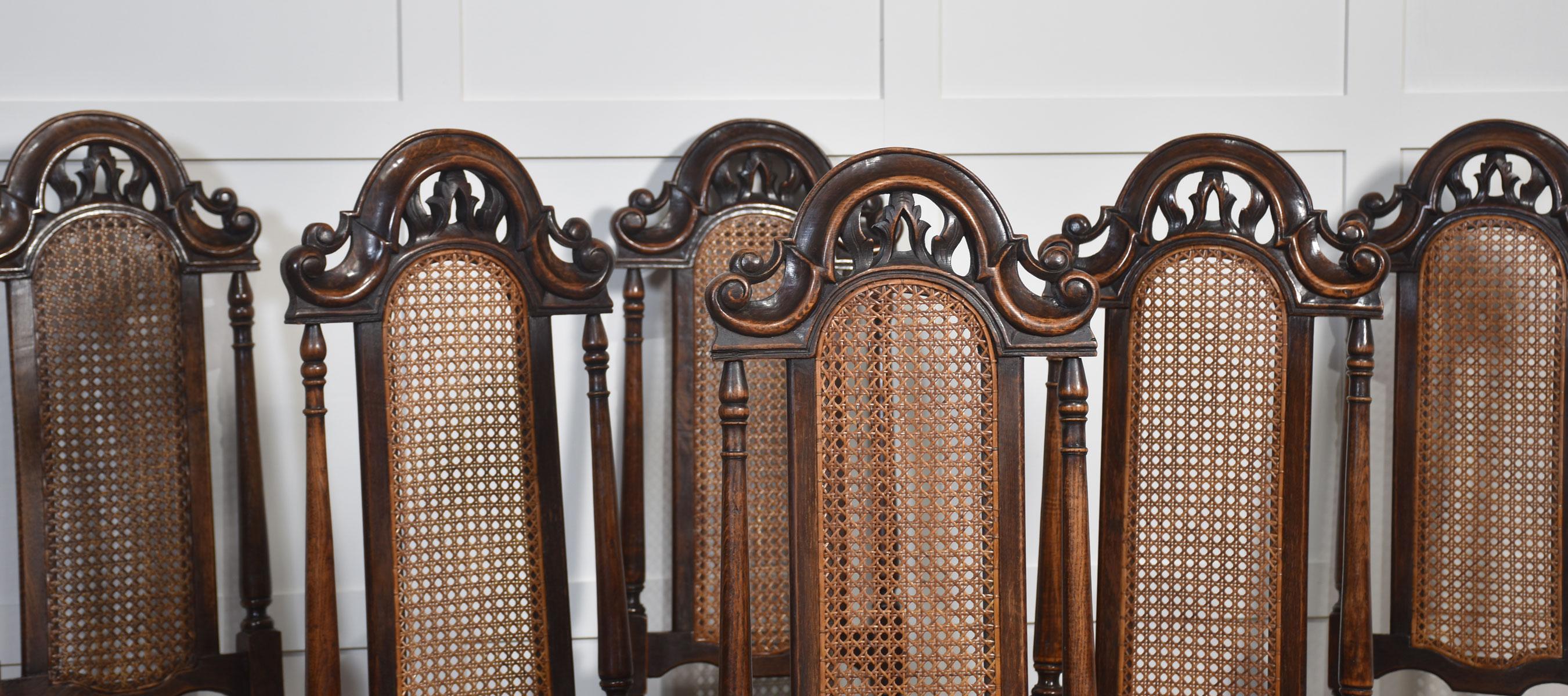 Conjunto de ocho sillas de respaldo alto de roble en venta 3