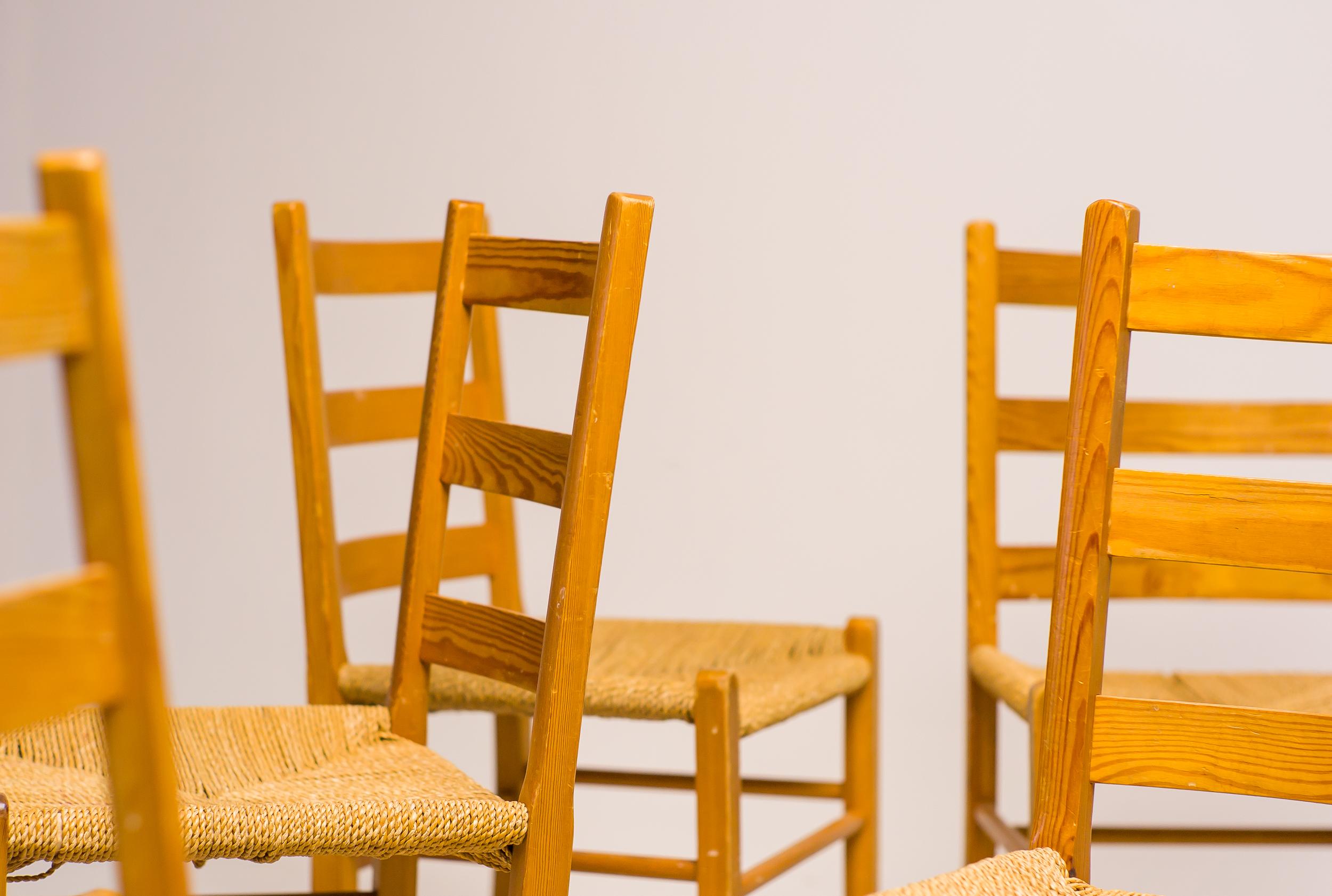 Jonc de mer Ensemble de huit chaises à échelle en pin de l'Oregon en vente