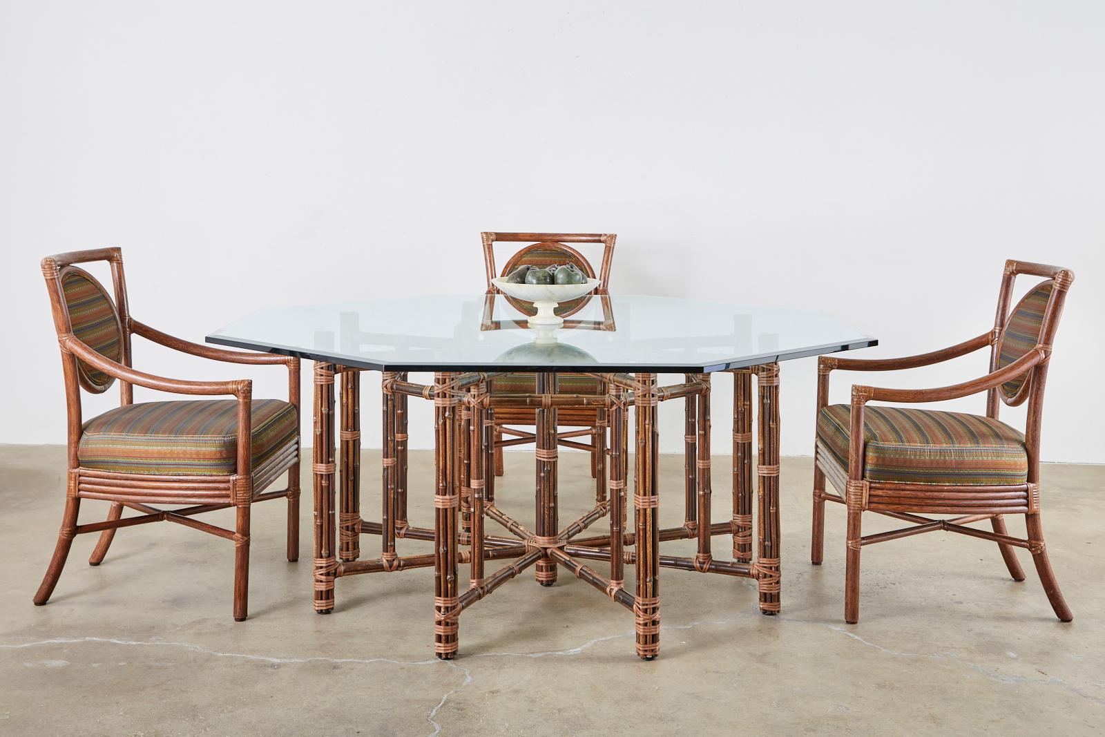 Élégant ensemble de huit chaises à manger modernes organiques en rotin de bambou par Orlando Diaz-Azcuy pour les meubles McGuire. Connu sous le nom de fauteuil Salon construit à partir de poteaux de rotin attachés ensemble avec des lacets en cuir de