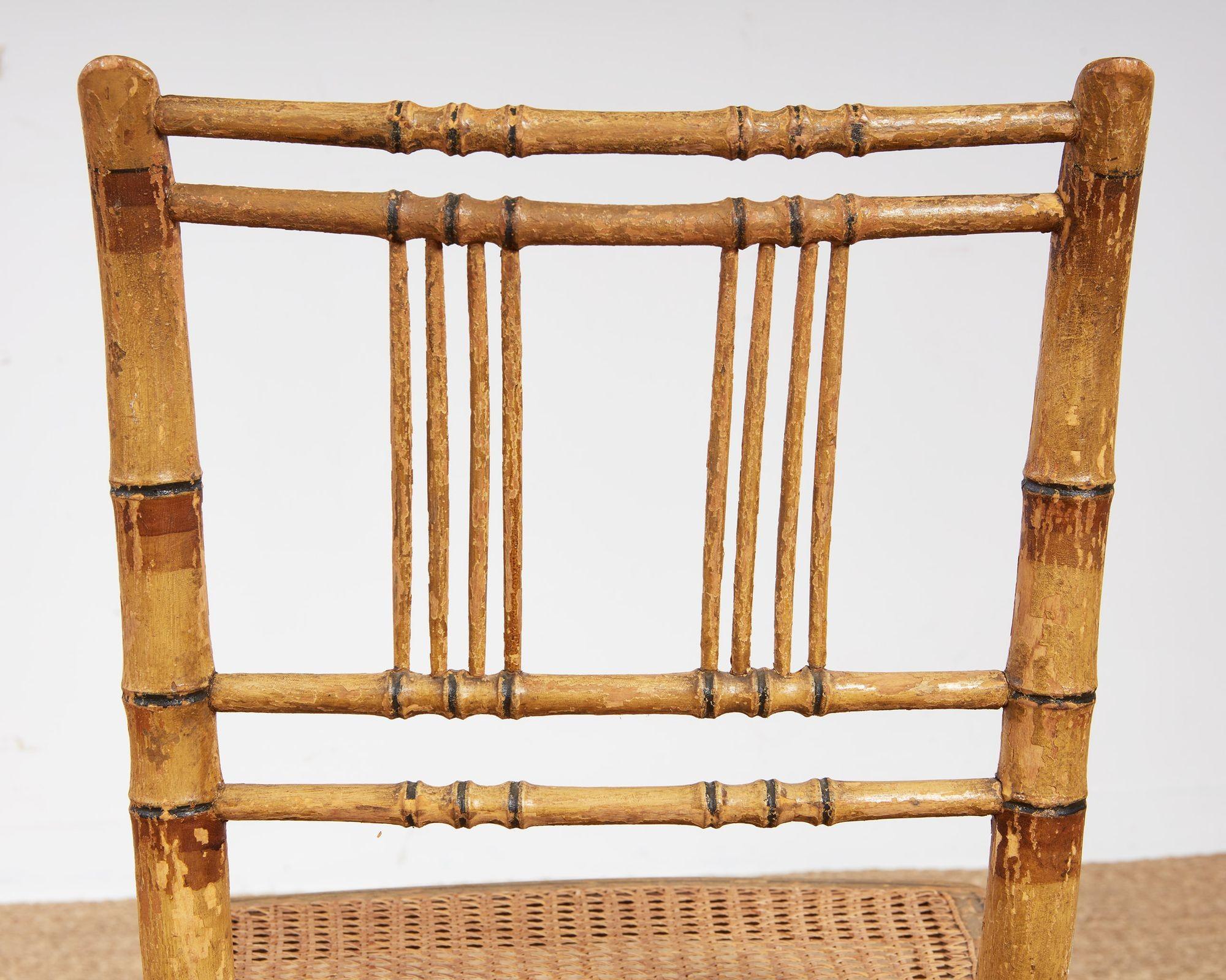 Ensemble de huit chaises en bambou peintes de style Régence en vente 3