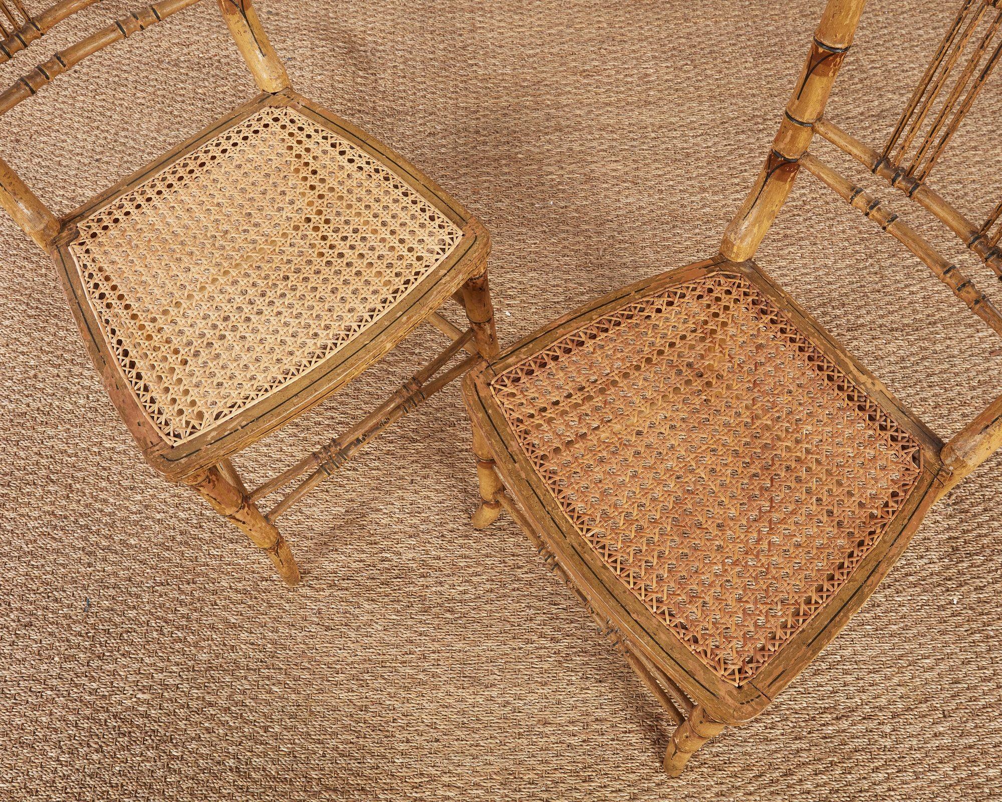 Ensemble de huit chaises en bambou peintes de style Régence en vente 4
