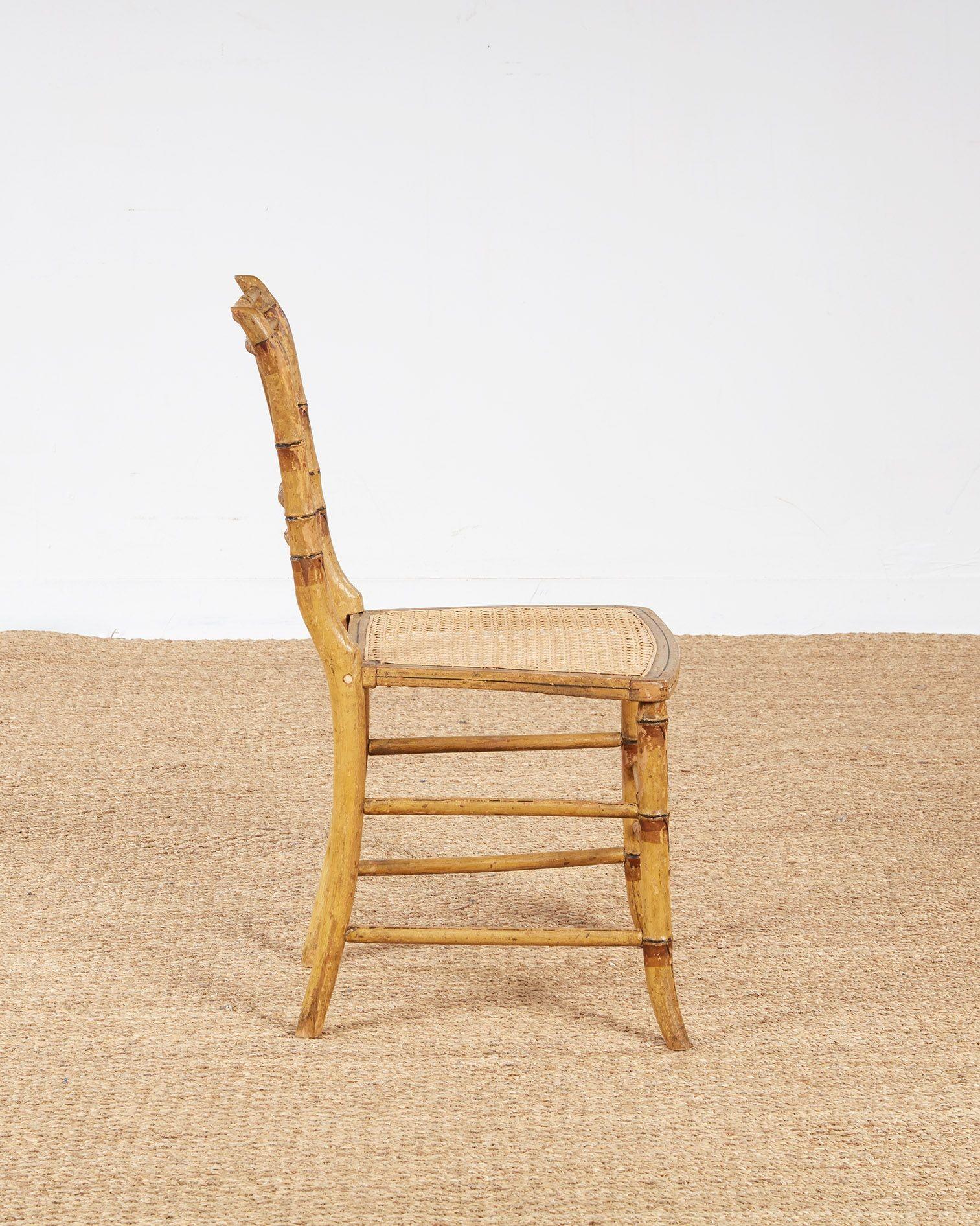 Ensemble de huit chaises en bambou peintes de style Régence en vente 5