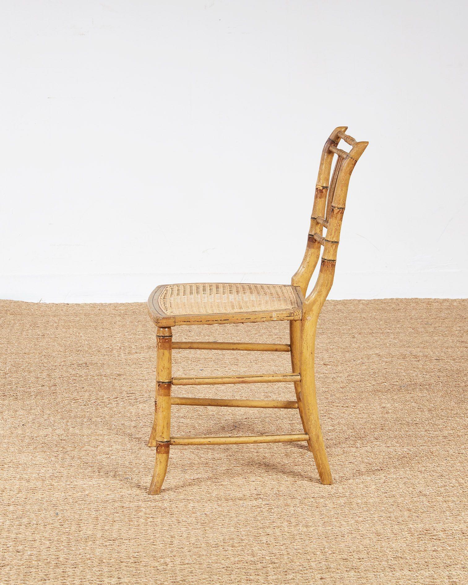 Ensemble de huit chaises en bambou peintes de style Régence en vente 6