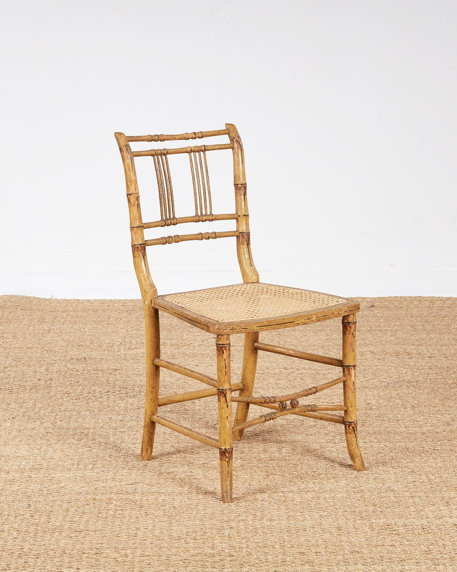 Ensemble de huit chaises en bambou peintes de style Régence en vente 7