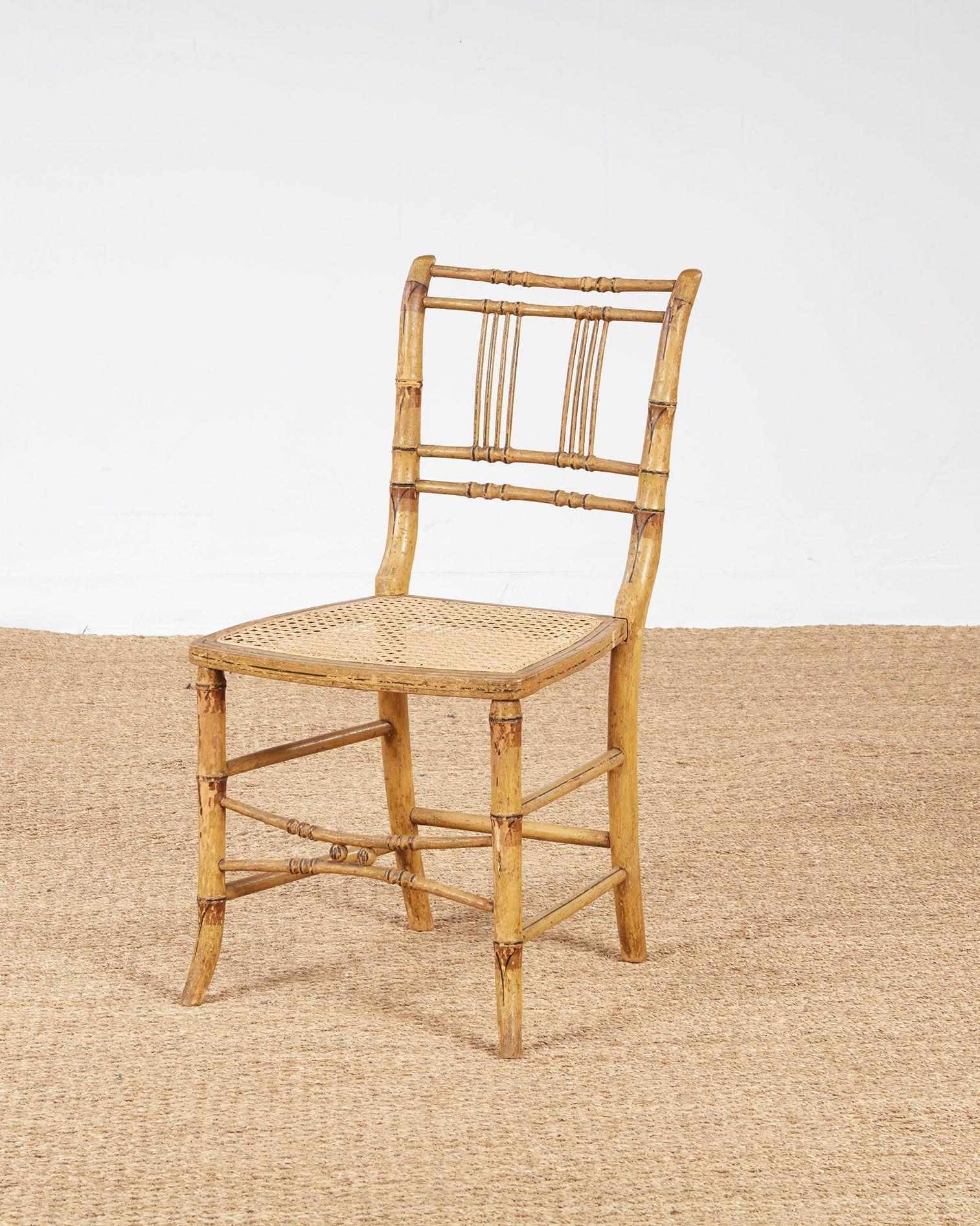 Ensemble de huit chaises en bambou peintes de style Régence en vente 8