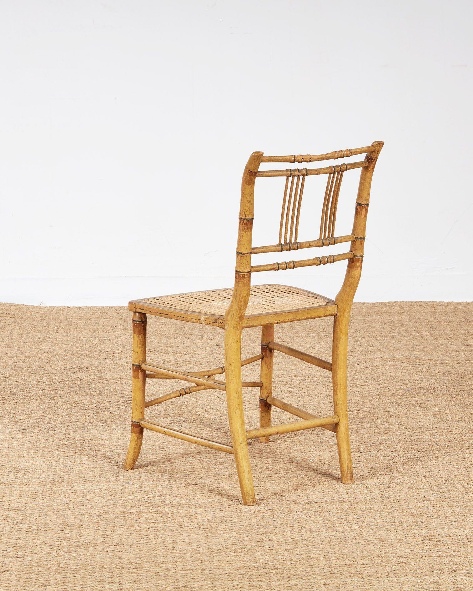 Ensemble de huit chaises en bambou peintes de style Régence en vente 9