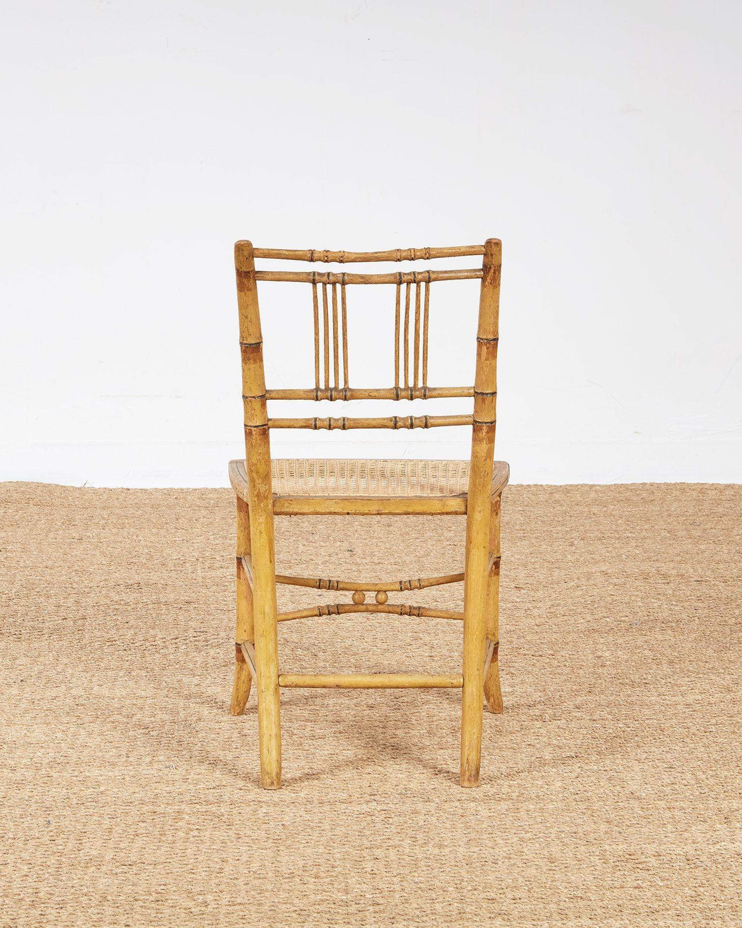Ensemble de huit chaises en bambou peintes de style Régence en vente 10
