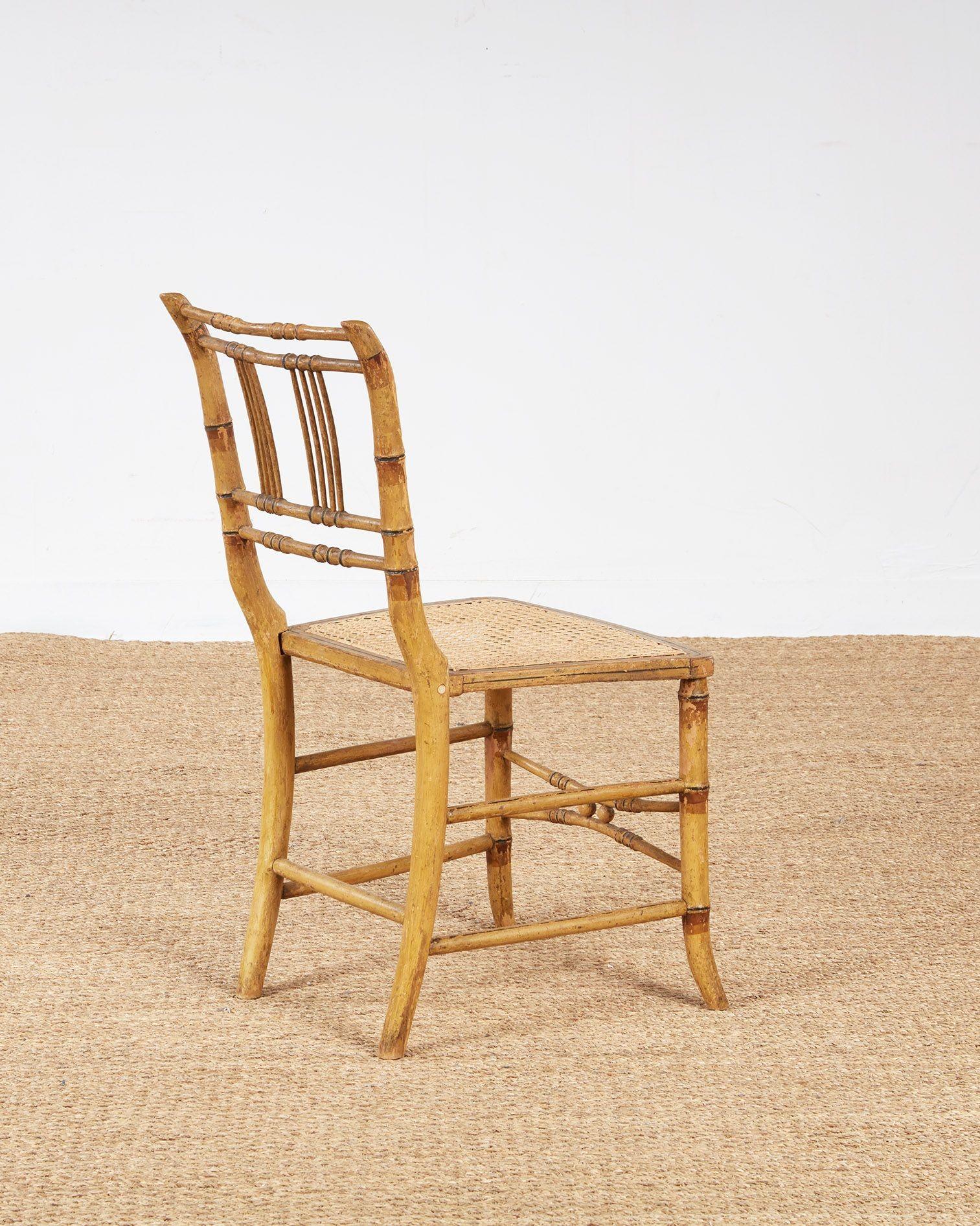 Ensemble de huit chaises en bambou peintes de style Régence en vente 11