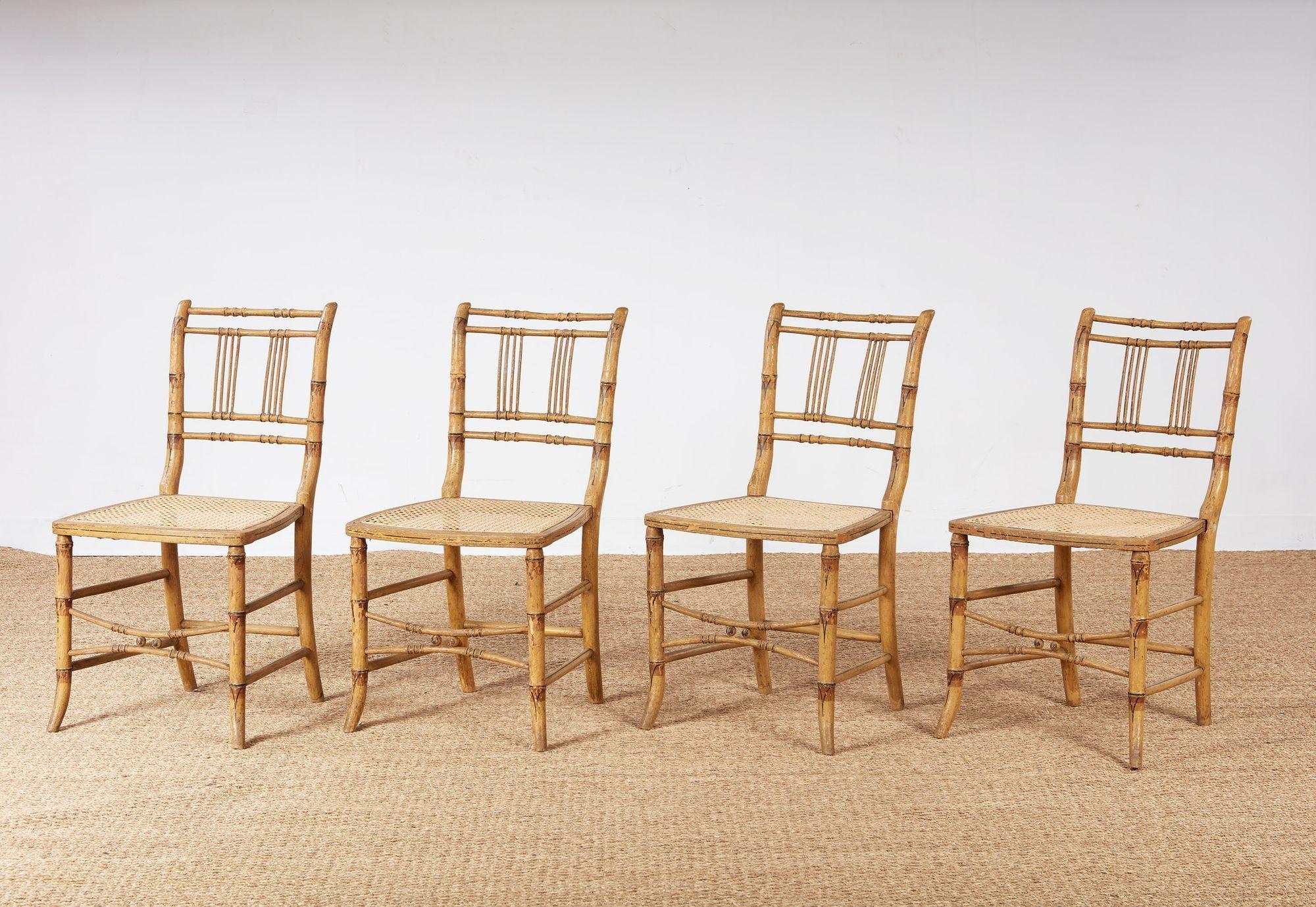 Un ensemble de huit chaises de salle à manger de style Regency, en hêtre sculpté comme du faux bambou, conservant une grande partie de la peinture d'origine, y compris des touches décoratives, et présentant des détails de conception, notamment des