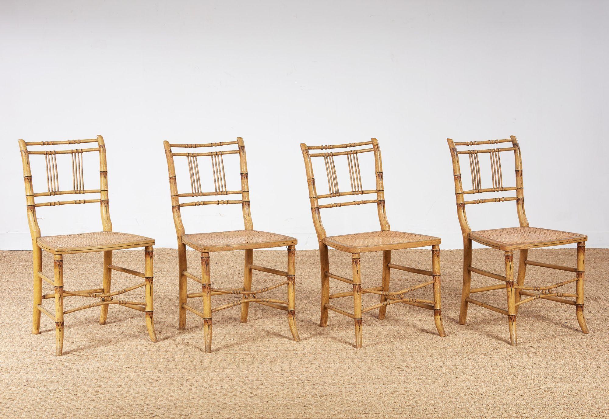 Regency Ensemble de huit chaises en bambou peintes de style Régence en vente