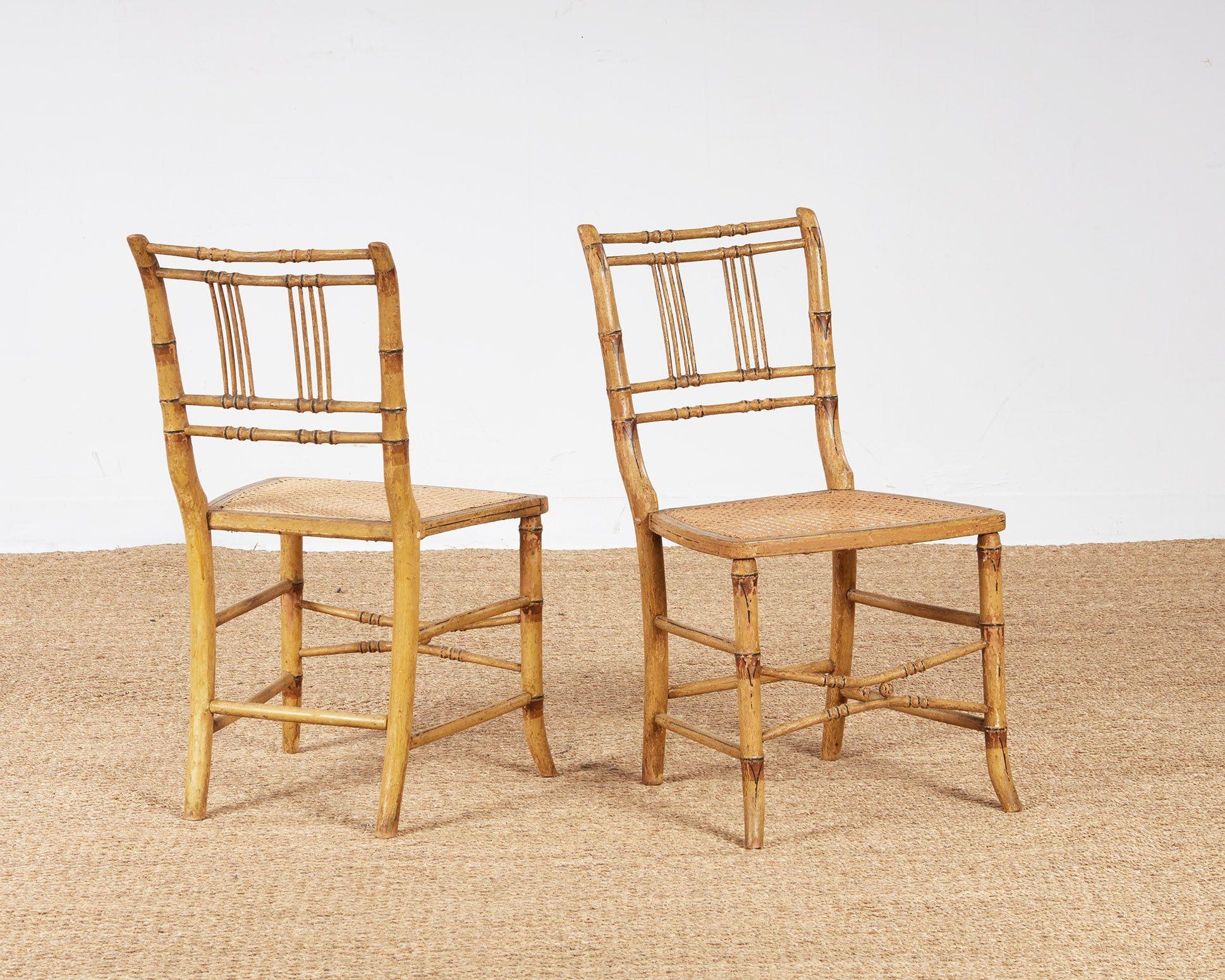 Anglais Ensemble de huit chaises en bambou peintes de style Régence en vente