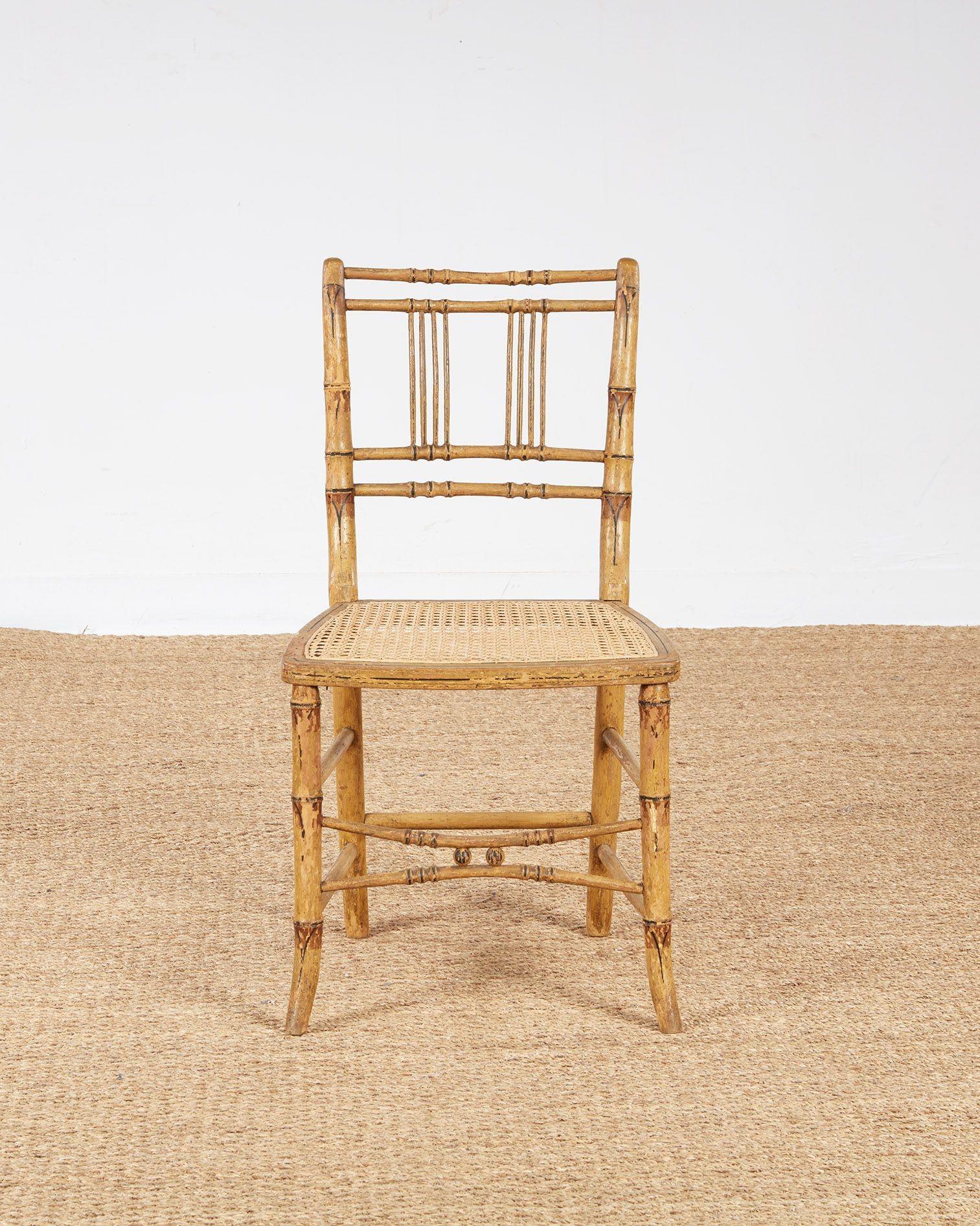 Peint à la main Ensemble de huit chaises en bambou peintes de style Régence en vente