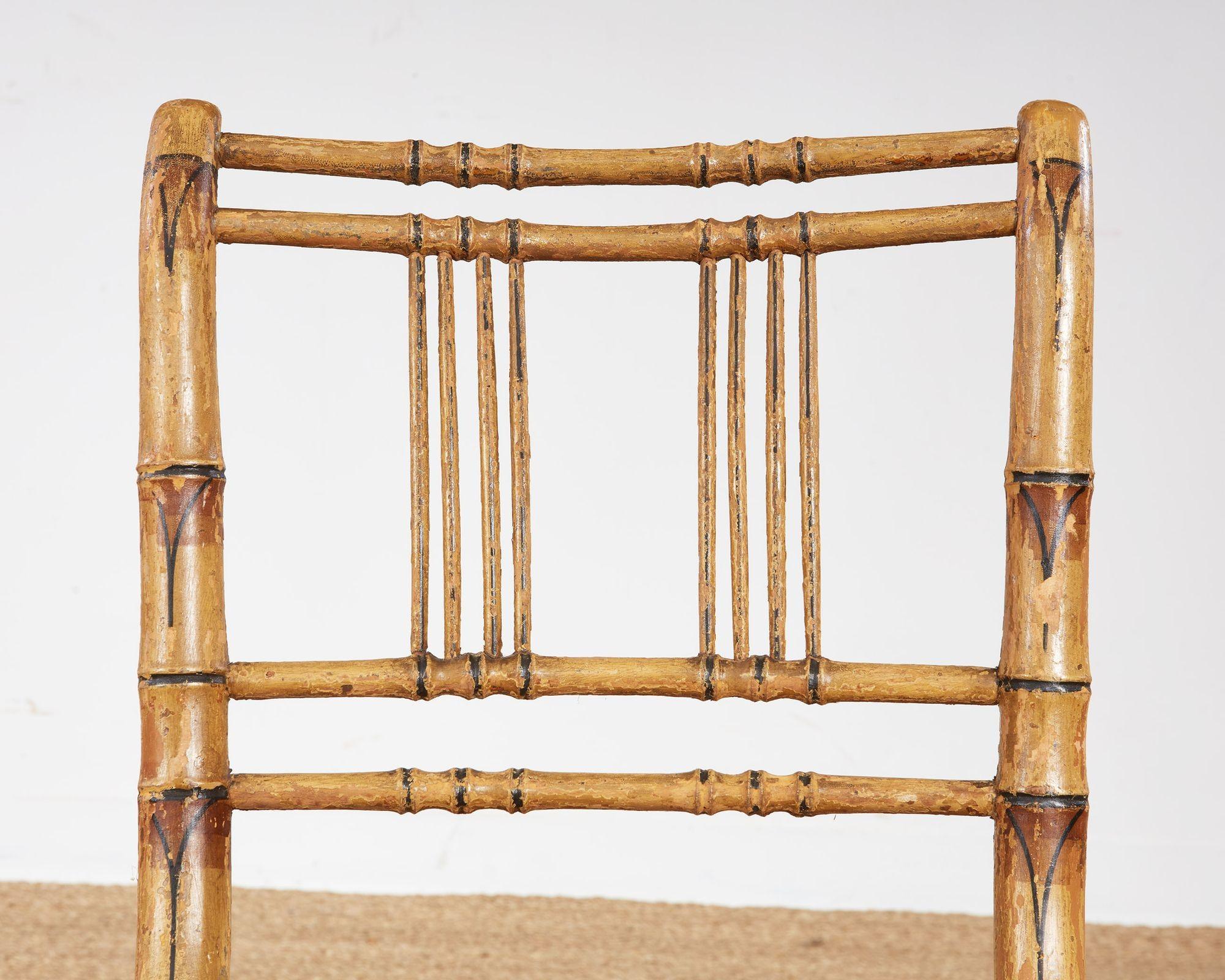 Ensemble de huit chaises en bambou peintes de style Régence Bon état - En vente à Greenwich, CT