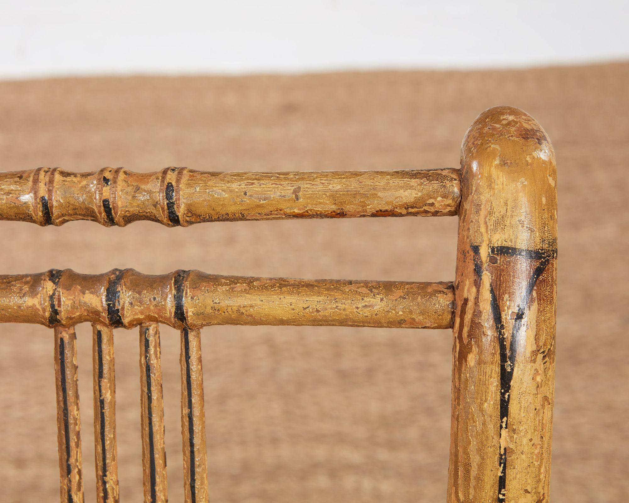 XIXe siècle Ensemble de huit chaises en bambou peintes de style Régence en vente